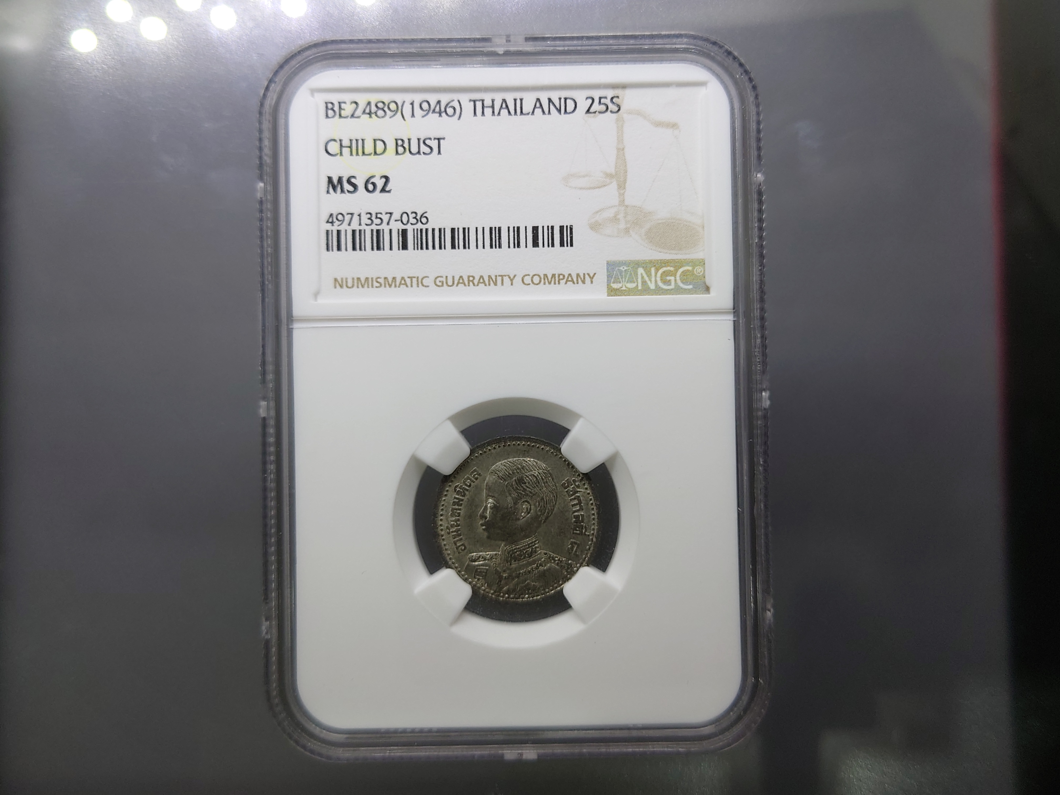 เหรียญเกรด เหรียญดีบุก 25 สตางค์ พิมพ์ พระเศียรโต สมัยรัชกาลที่8 พ.ศ.2489 MS 62 NGC