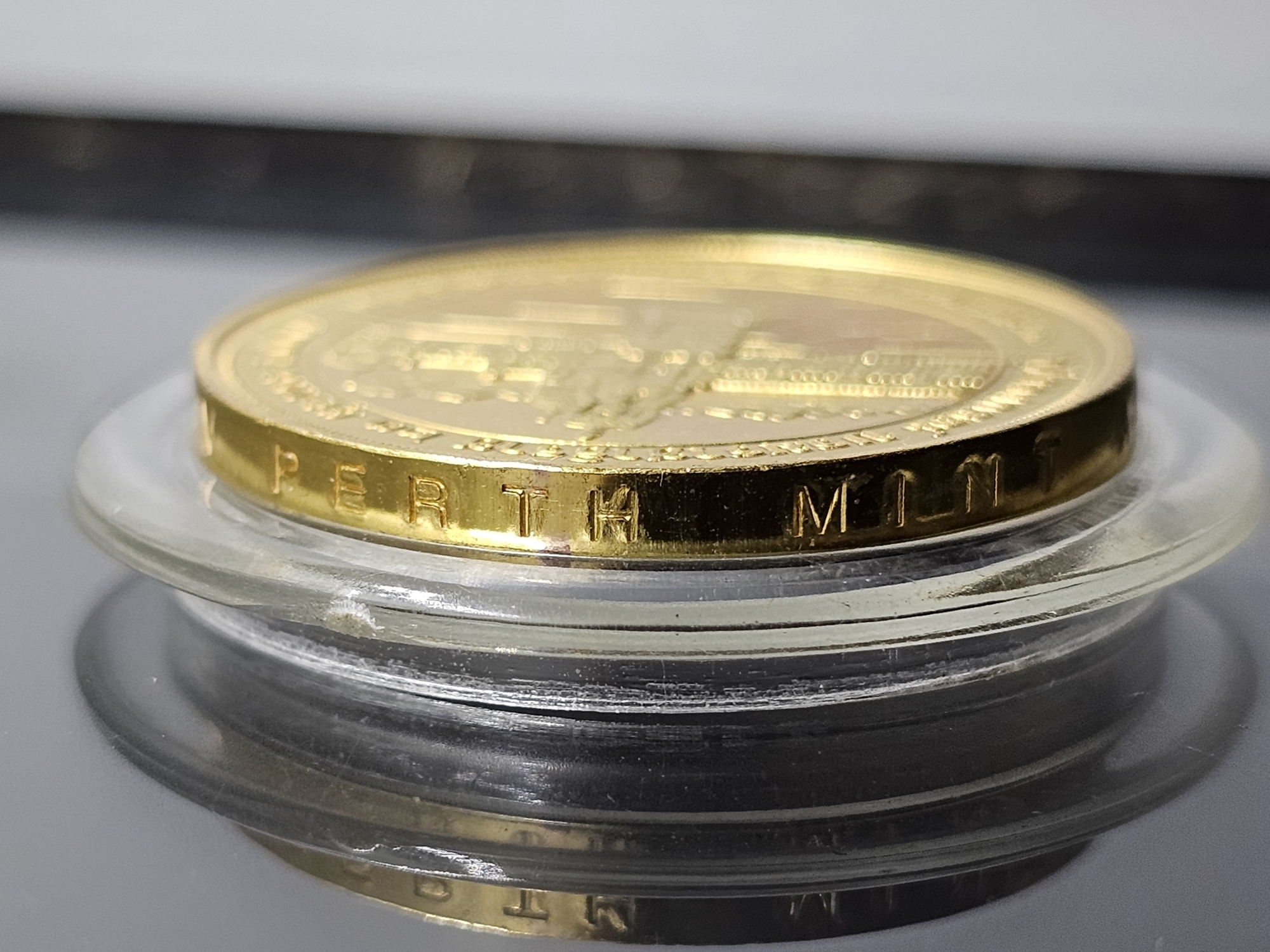 เหรียญเทิดพระเกียรติ จุฬาลงกรณ์ บรมราชาธิราช เนื้อทองแดงชุบทอง พิมพ์เล็ก บล็อกเพิร์ทมิ้นท์ หลวงพ่อเกษม เขมโก สำนัก ไตรลักษณ์ ปี2537 พร้อมตลับเดิม