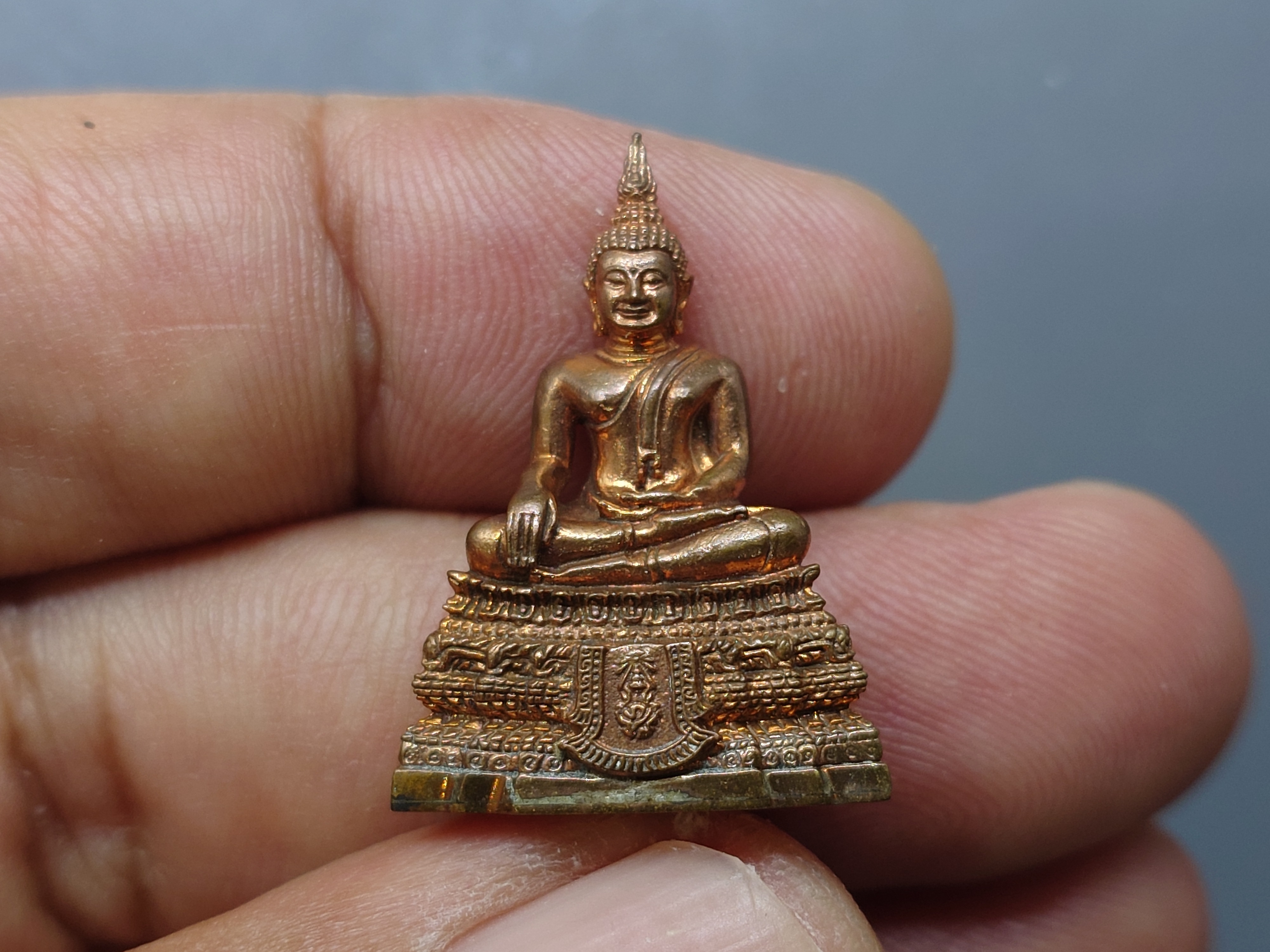 พระกริ่งพระพุทธชินสีห์ ภ.ป.ร.เนื้อทองแดง รุ่นสมทบทุน กองทุนฟันเทียมพระราชทาน เฉลิมพระเกียรติ 80 พรรษา รัชกาลที่9 กระทรวงสาธารณสุข จัดสร้าง พ.ศ.2550 พร้อมกล่องเดิม