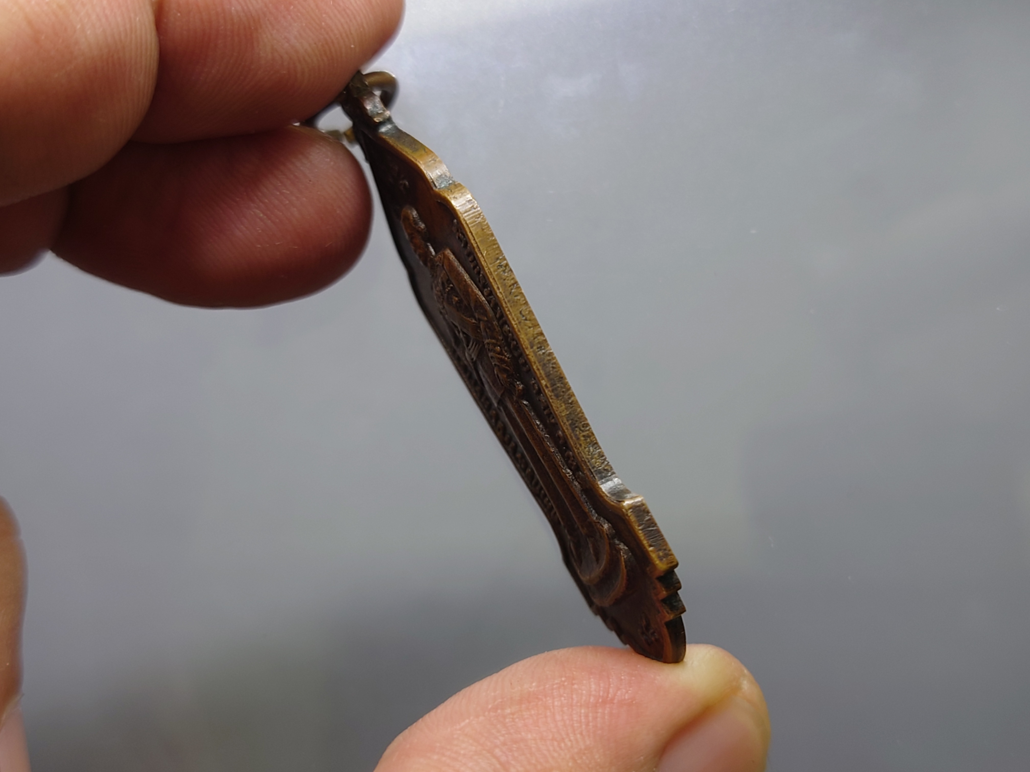 เหรียญรัชกาลที่ 5 หลังเสด็จเตี่ย กรมหลวงชุมพรฯ (หลวงปู่โต๊ะ หลวงพ่อสุด ร่วมปลุกเสก) ที่ระลึกวิญญาณดอกประดู่ ออกวัดโพธิ์ท่าเตียน กทม. ปี2518