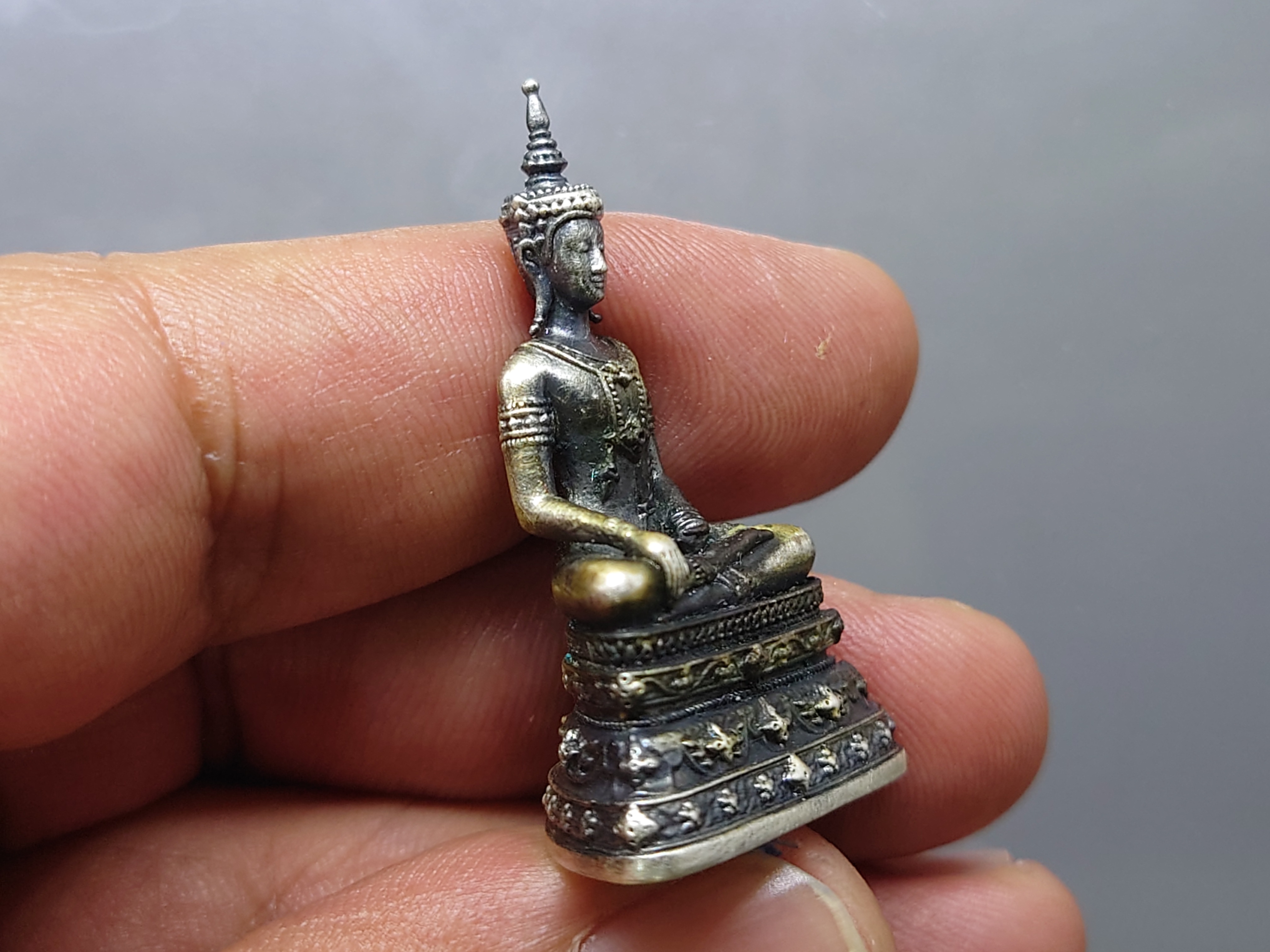 พระกริ่งพุทธมหาบารมีนุภาพพิสุทธิ์ อนุตตรสังคามวิชัย เนื้อเงินรมดำ ผลงานศิลปินแห่งชาติ อ.จักรพันธุ์ โปรษยกฤต ปี2553 พร้อมกล่องเดิม หายาก