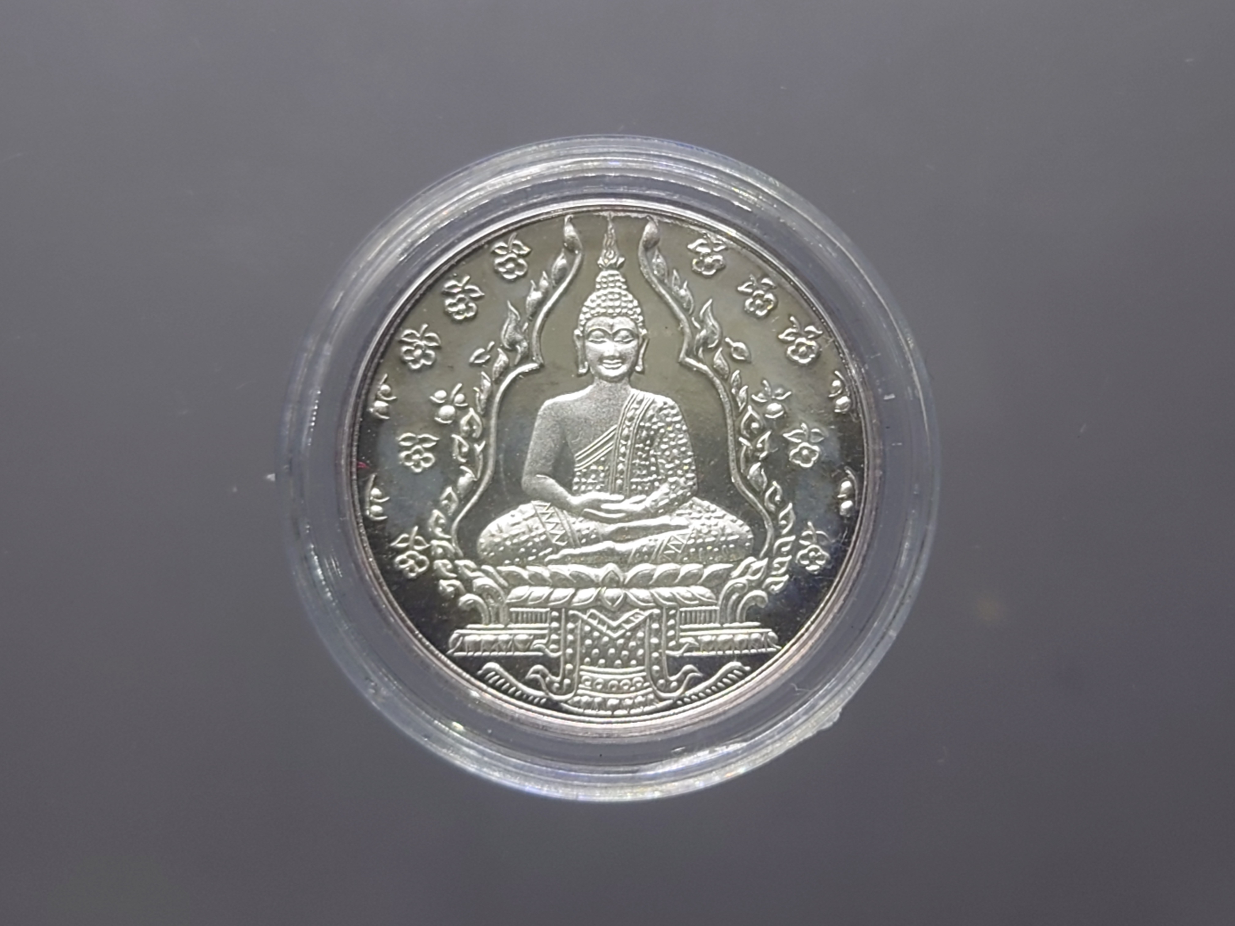 พระแก้วมรกต รุ่น2 เนื้อเงินขัดเงา สร้างโดยสำนักพระราชวัง พิธีพุทธาภิเษก ณ วัดพระศรีรัตนศาสดาราม ปี 2547 ไม่ผ่านใช้ ตลับเดิม