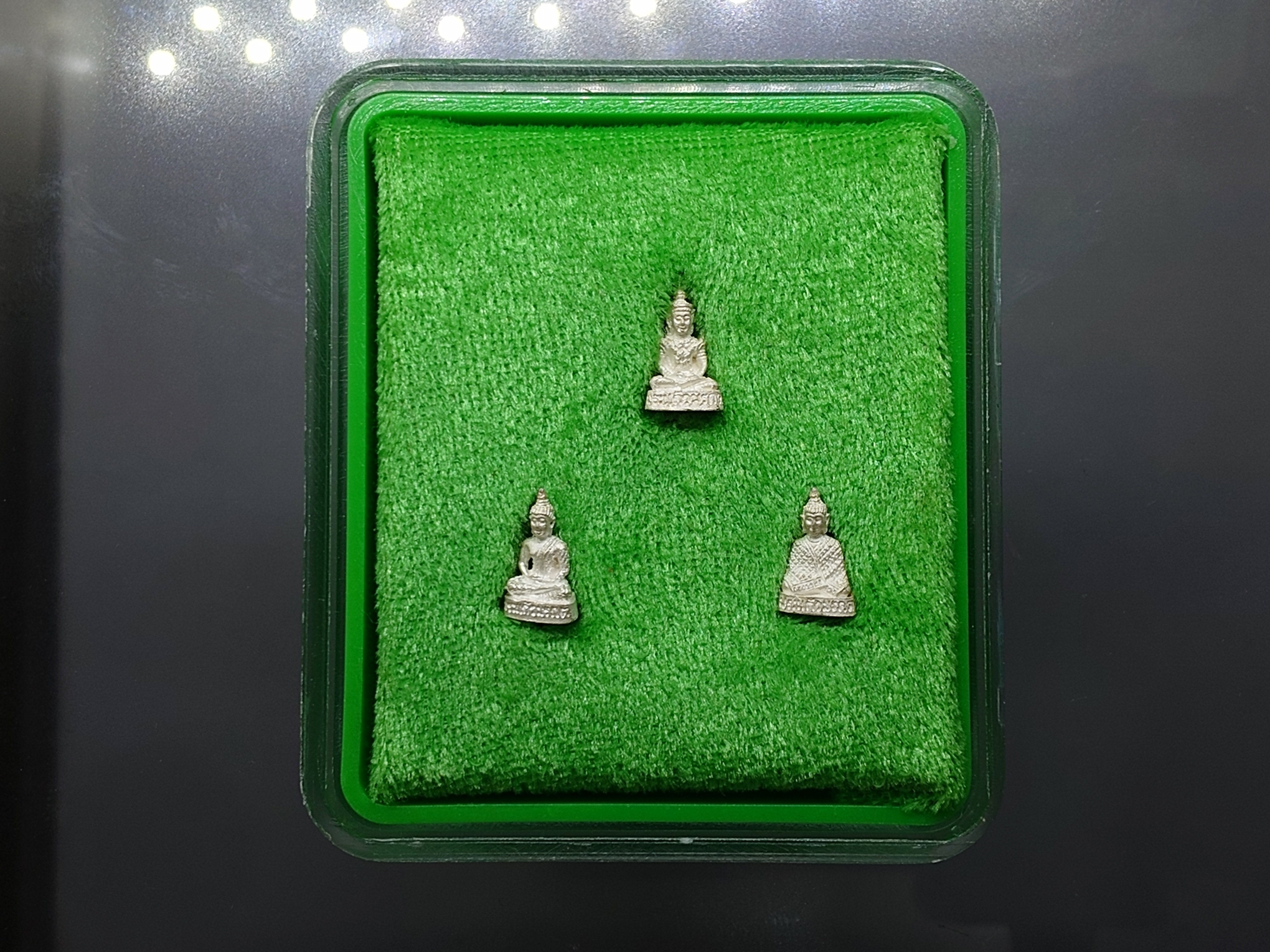 พระแก้วมรกต 3 ฤดู สธ.ลอยองค์ เนื้อเงินพ่นทราย พิมพ์จิ๋ว สมเด็จพระเทพฯจัดสร้าง วัดบวรนิเวศวิหาร ปี 2538 พร้อมกล่องเดิม รับประกันแท้