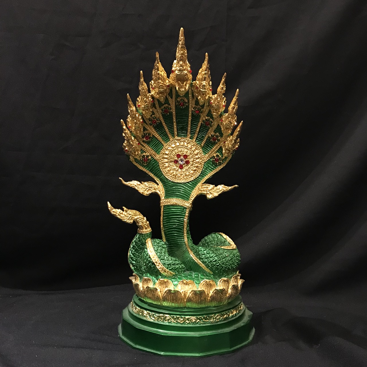 รูปหล่อพญานาค 9 เศียร ปิดทองคำเปลว ปั้นโดย ศิลปินดัง ปลุกเสก พิธีใหญ่