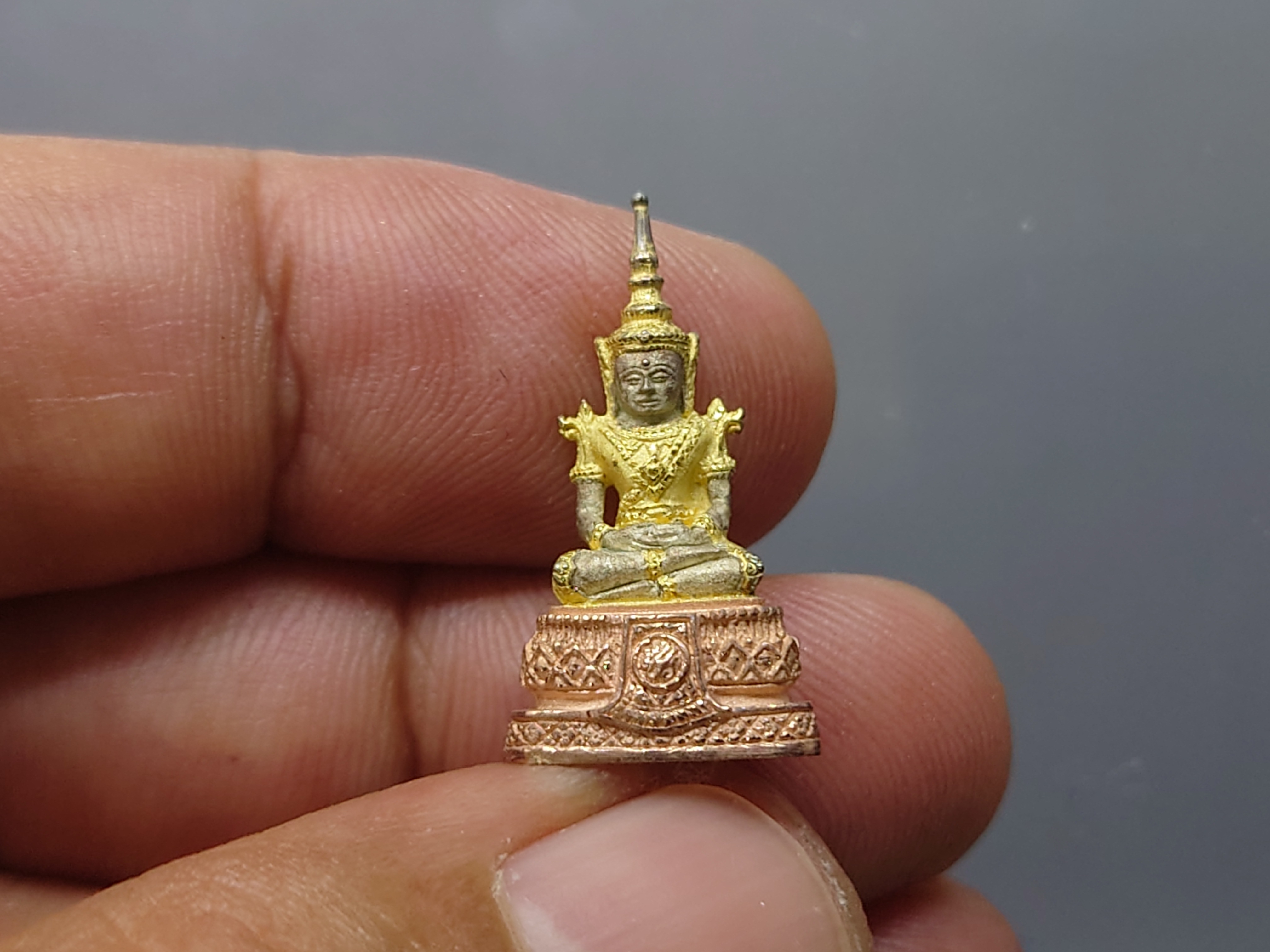 พระแก้ว 75 พรรษา รัชกาลที่9 เนื้อเงินสามกษัตริย์ พิมพ์เล็ก ขนาดสูง 2.5 เซน ปี2545 กล่องเดิม