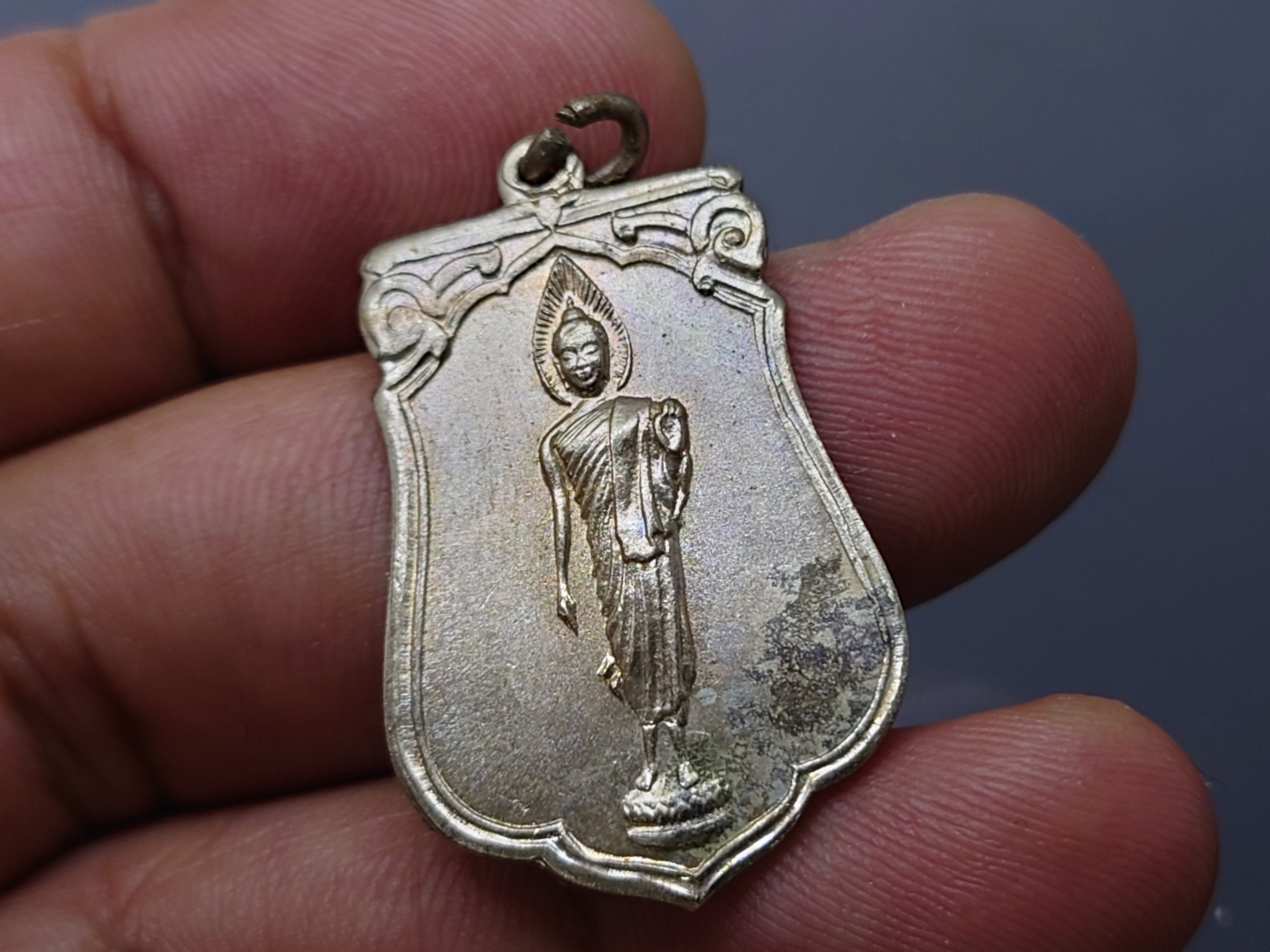 พระฉลอง 25 พุทธศตวรรษ ทรงเสมา เนื้ออัลปาก้า ปี 2500 มีคราบเก่าเก็บ พร้อมตลับ