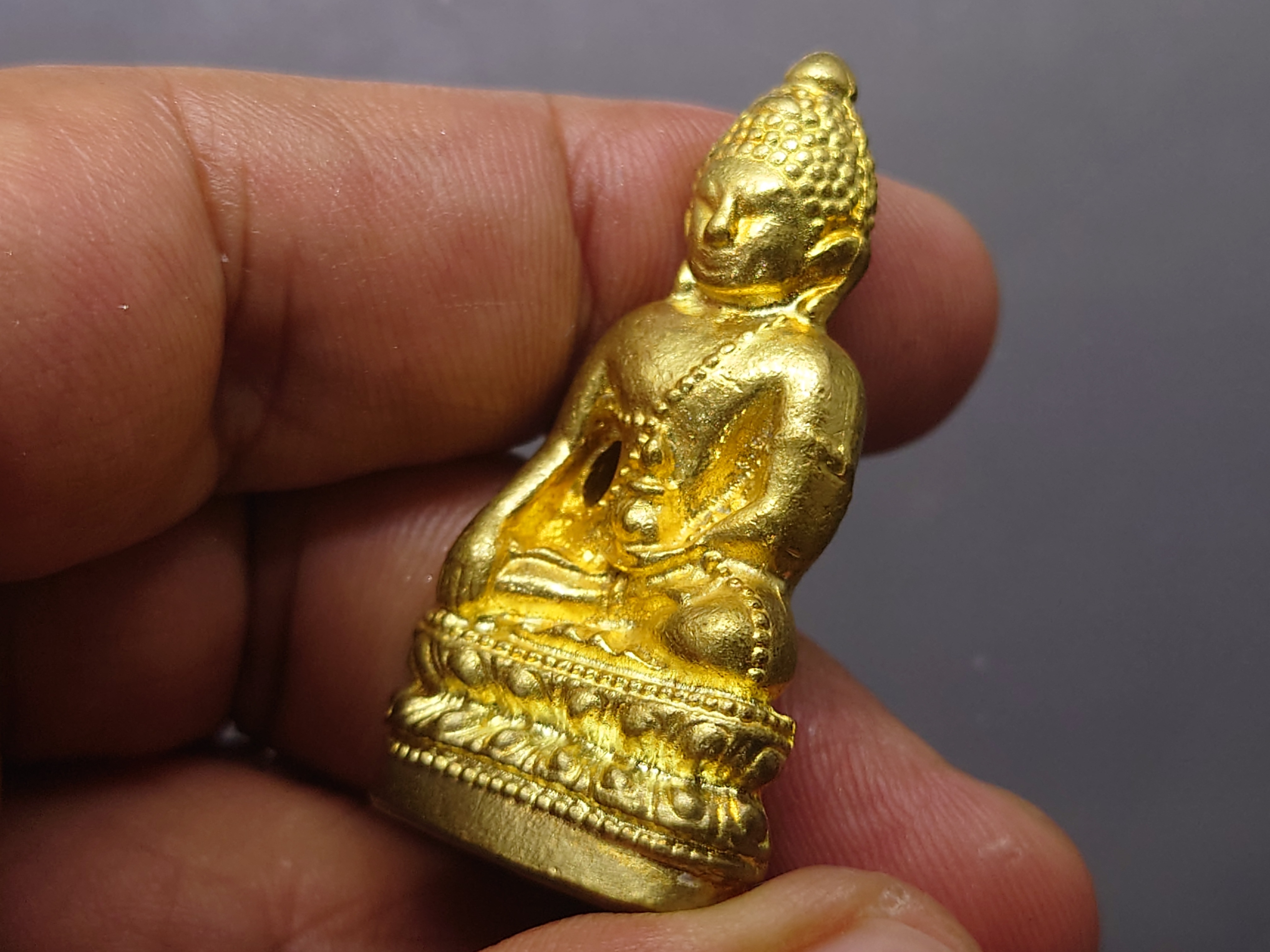 พระกริ่งจักรตรี สก.6 รอบ "พระกริ่ง ๗๒ พรรษาประชาภักดี" เนื้อทองเหลือง ปลุกเสก 16 พิธี พิมพ์ใหญ่ สภาผู้แทนราษฎรจัดสร้าง พ.ศ.2547 พร้อมตลับเดิม