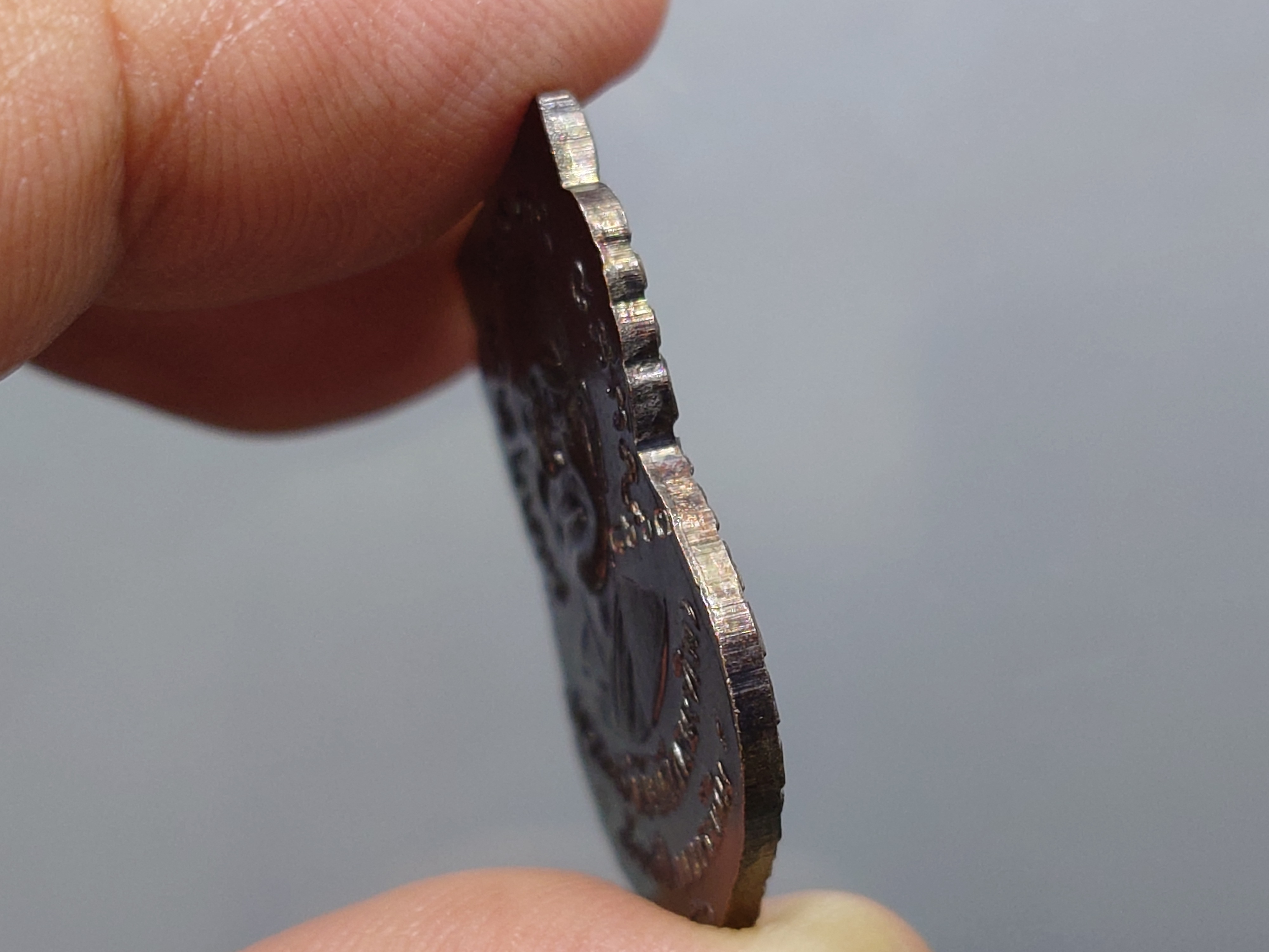 หลวงพ่อทวด เหยียบน้ำทะเลจืด พิมพ์เสมาหน้าเลื่อนผ่าปาก โบราณย้อนยุค เนื้อทองแดงรมดำ รุ่น 101 ปี อาจารย์ทิม พ.ศ.2556 พร้อมตลับเดิม