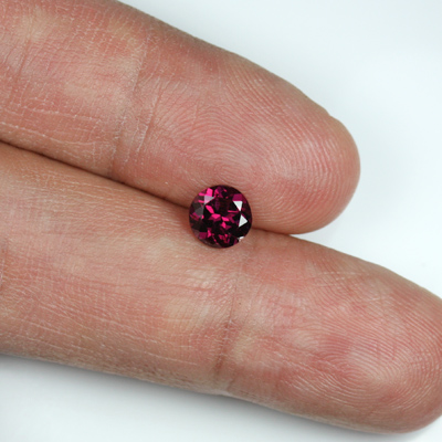 **ขายแล้ว**โกเมนสีม่วงแดงหรือโรโดไลท์ (Rhodolite Garnet) 1.10 กะรัต ม่วงแดงเข้ม รูปร่างดี