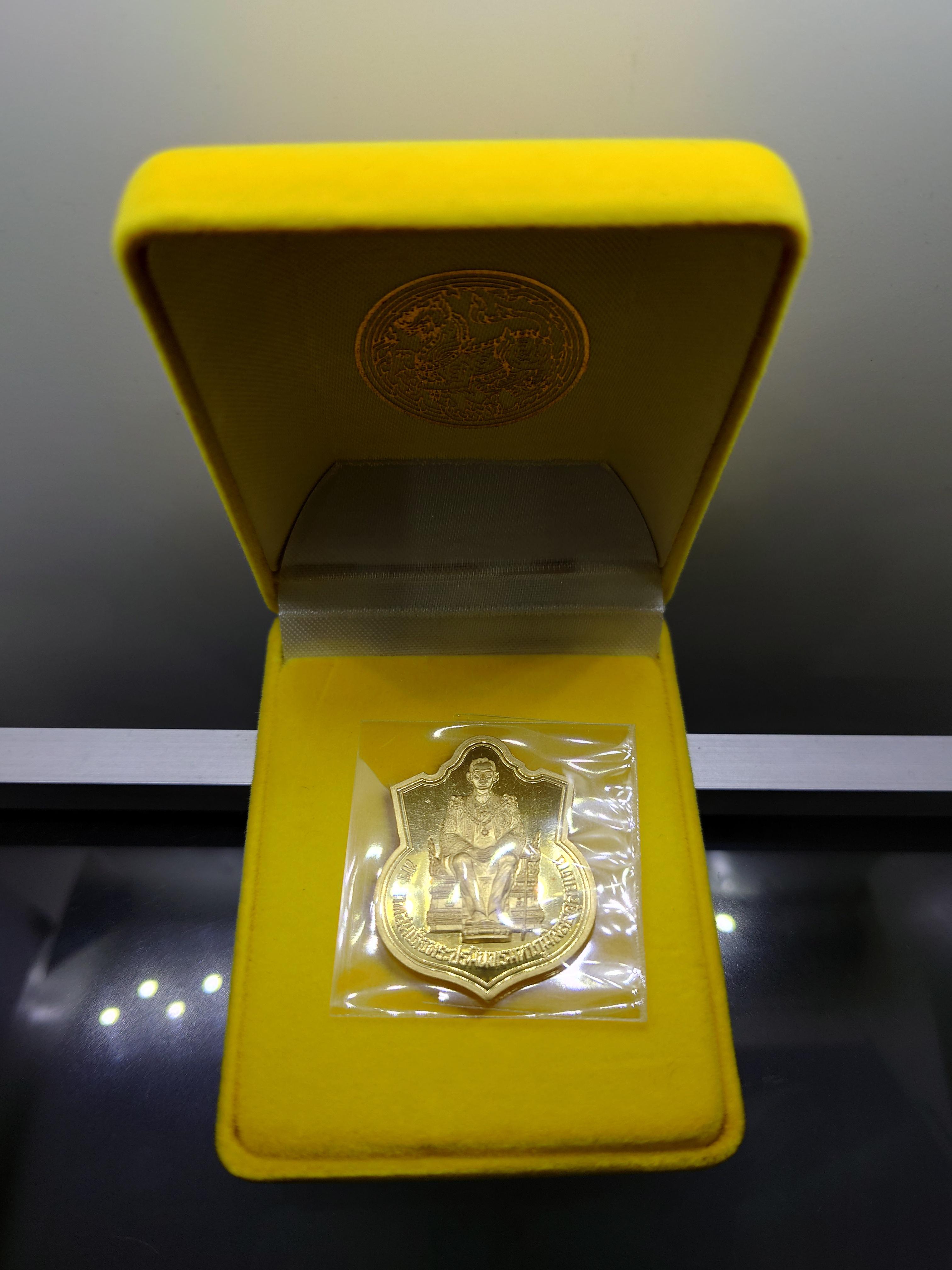 เหรียญทองคำขัดเงา ในหลวงนั่งบัลลังค์ ที่ระลึกฉลองครองราชย์ 50 ปี จัดสร้างโดยกระทรวงมหาดไทย ปี 2539 พร้อมกล่องเดิม