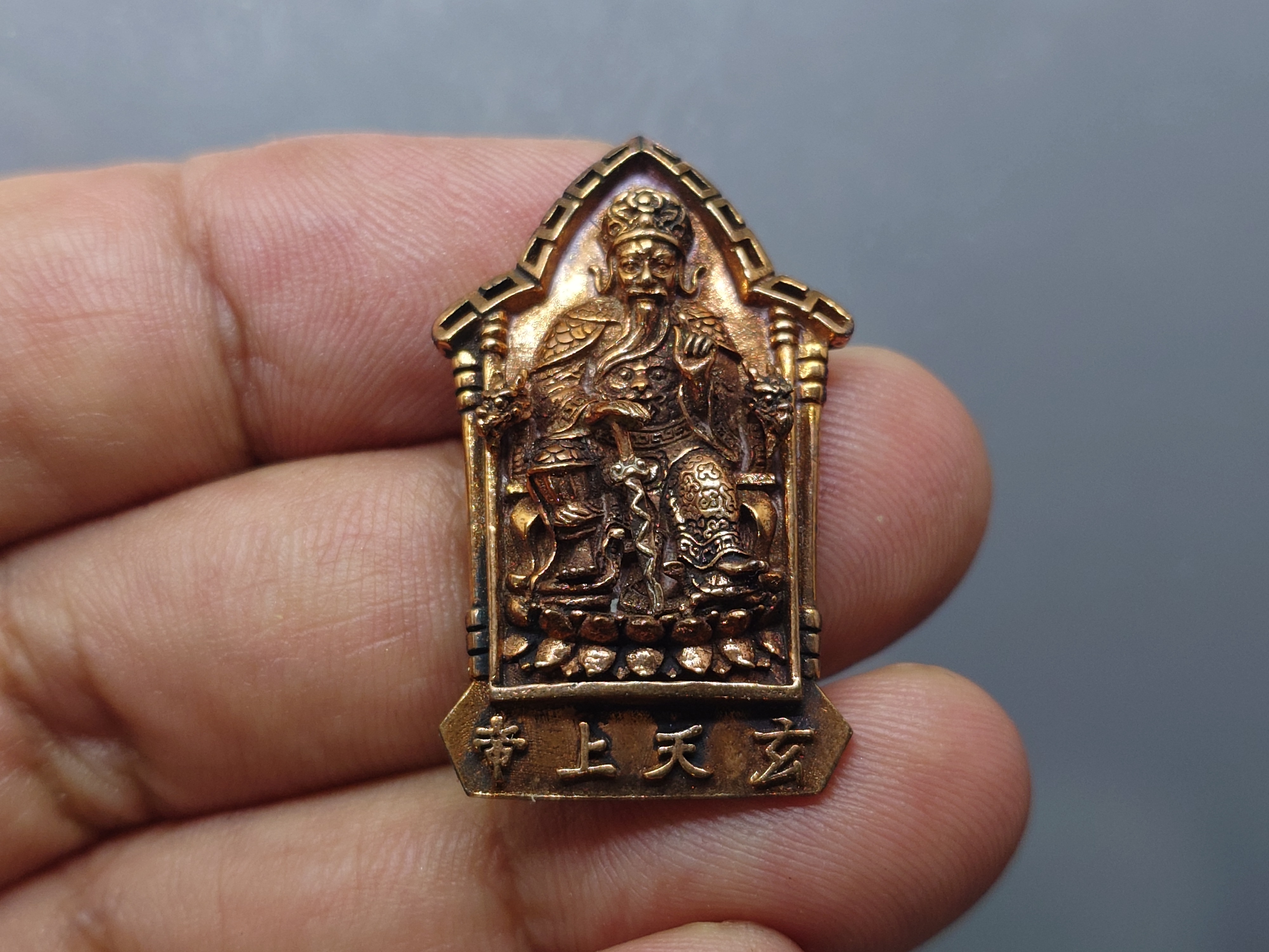 เจ้าพ่อเสือ รุ่น ๒ แผ่นดิน หลังตราสัญญลักษณ์ ภปร.ครบ 6 รอบ เนื้อทองแดง พุทธาภิเษก วัดเล่งเน่ยยี่ ปี2542 พร้อมตลับเดิม