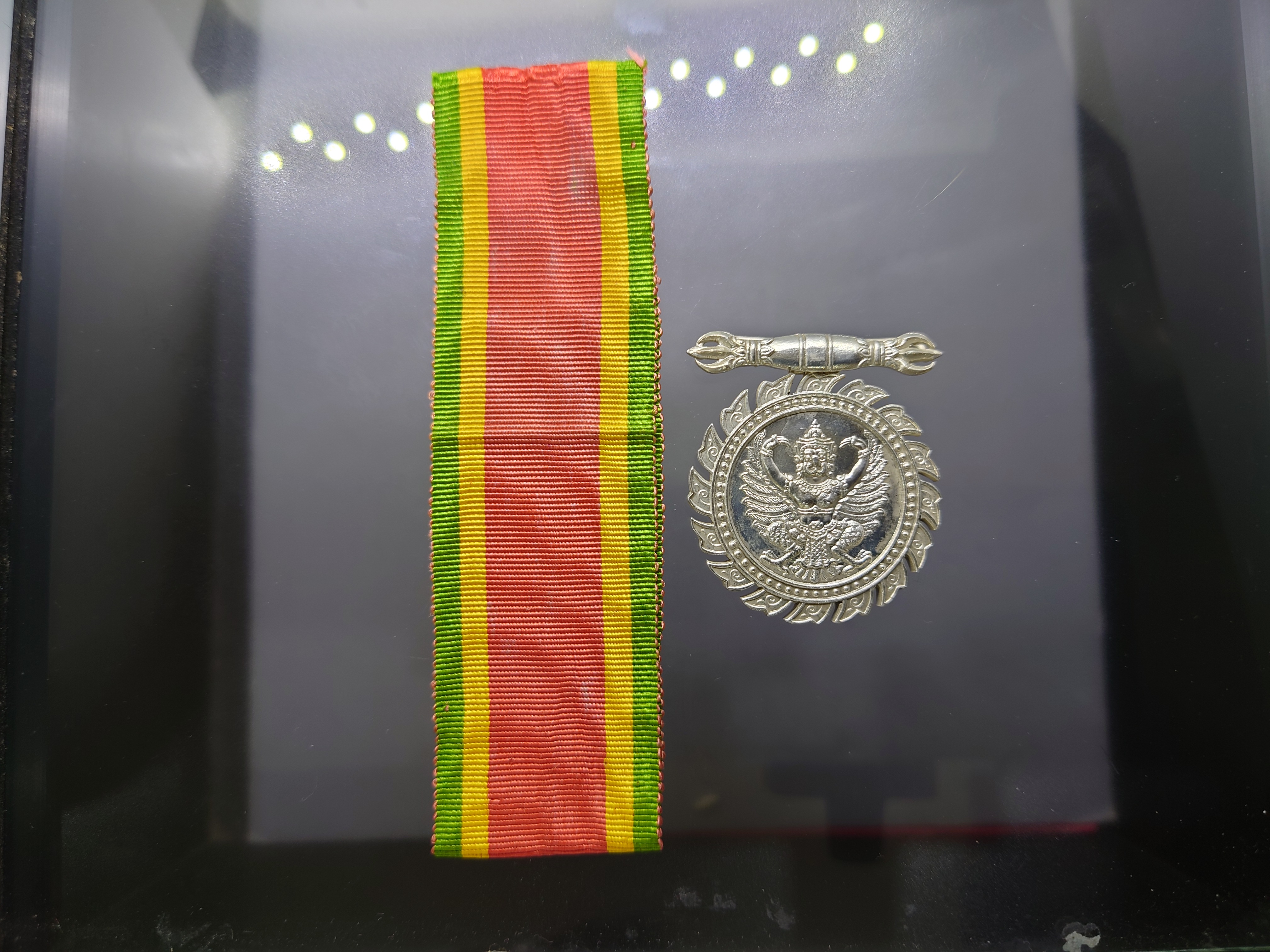 เหรียญแพรแถบจักรพรรดิมาลา เนื้อเงิน หน้าช้าง หลังครุฑ บำเหน็จแห่งความมั่นคงและยั่งยืนในราชการ (แบบชาย)