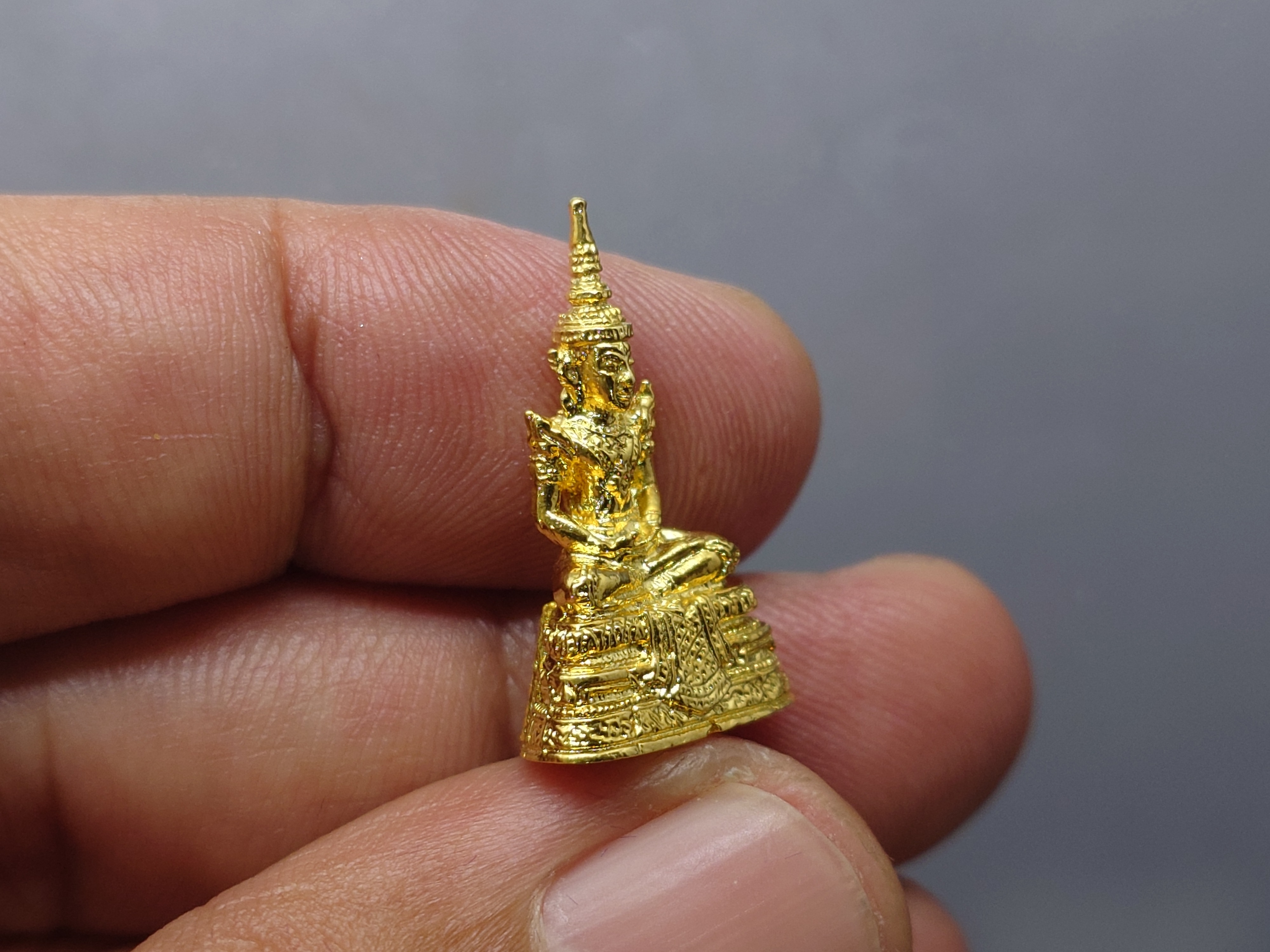 พระแก้วมรกต สธ.เนื้อกาหลั่ยทอง ที่ระลึกสมเด็จพระเทพรัตนราชสุดาฯเสด็จทรงยกช่อฟ้า วัดพระแก้ว จ.เชียงราย ปี2550 พร้อมกล่องเดิม