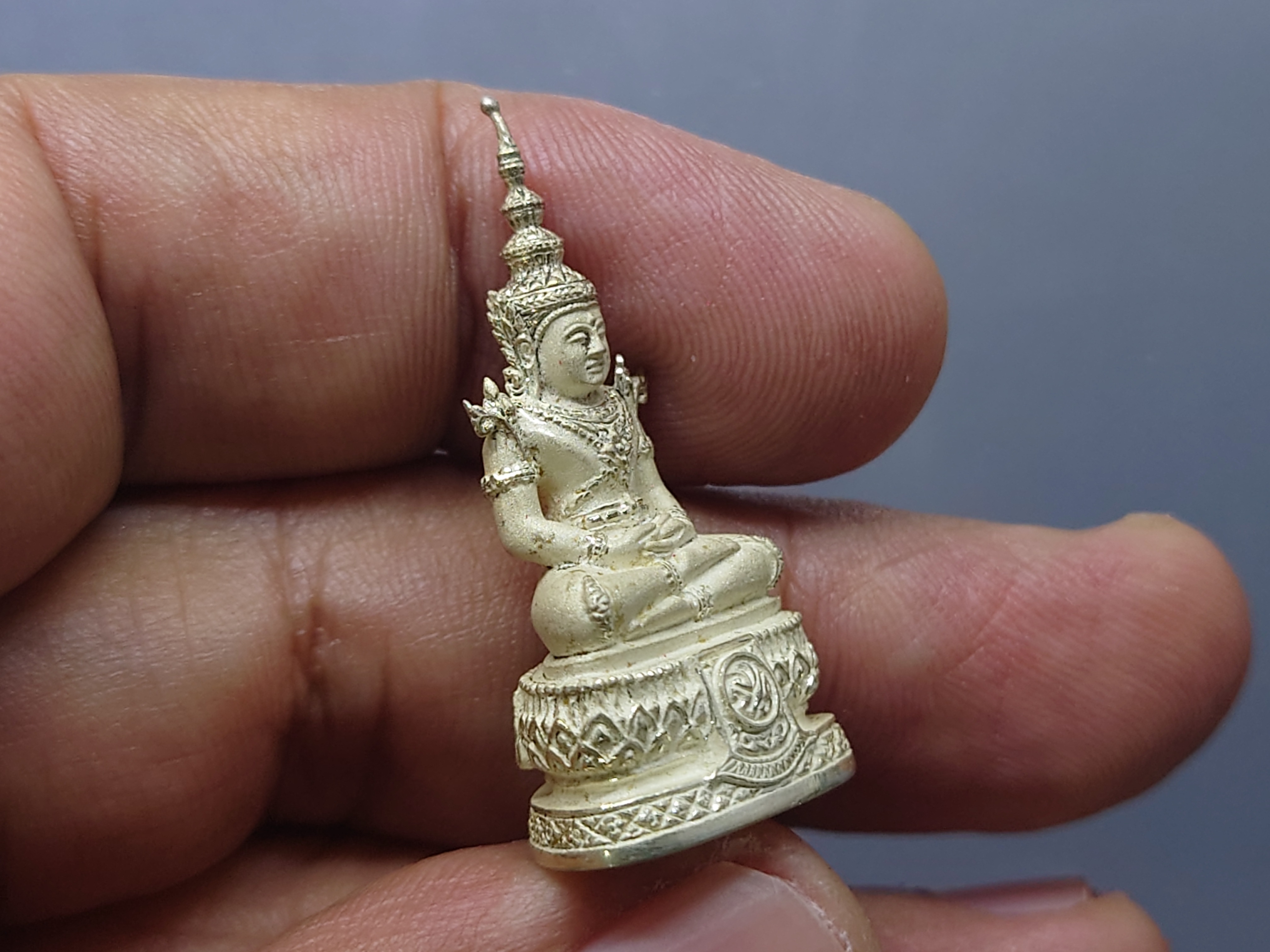 พระแก้ว 75 พรรษา รัชกาลที่9 เนื้อเงิน พิมพ์ใหญ่ ขนาดสูง 3.7 เซน ปี2545 พร้อมกล่องเดิม