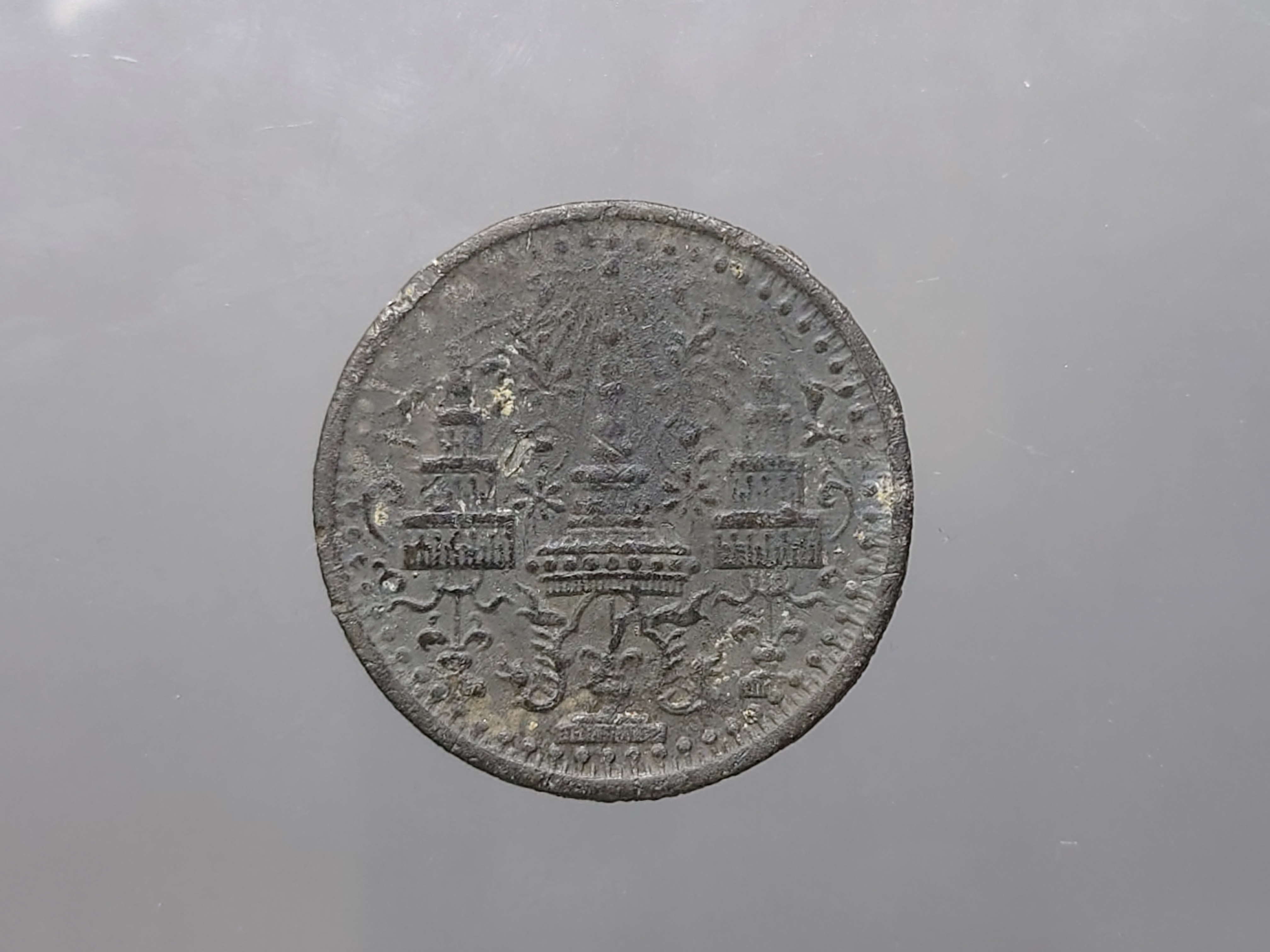 เหรียญอัฐ ดีบุก พระมหามงกุฎ-ช้างในพระแสงจักร (พระมหามงกุฎ-ช้างใหญ่) สมัยรัชกาลที่4 ปี2405 ผ่านใช้