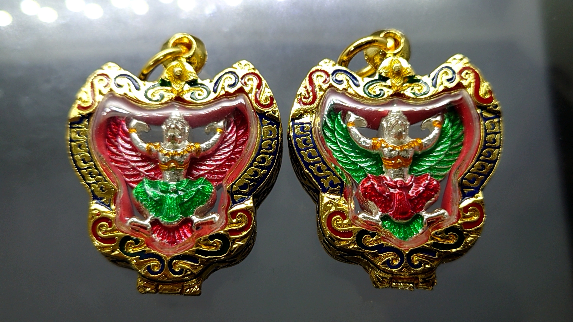 พญาครุฑมหาอำนาจ มหาบารมี เนื้อเงิน ลงยา 3 สี(พร้อมกรอบ)หลวงพ่อพัฒน์ วัดห้วยด้วน โคท 121