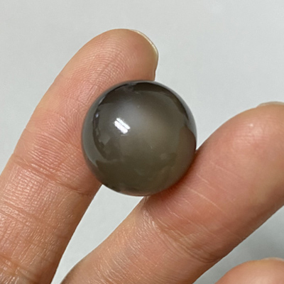 **ขายแล้ว**มูนสโตน หรือ มุกดาหาร (Moonstone) 24.17 กะรัต สีเทาอมน้ำตาล ทรงกลม