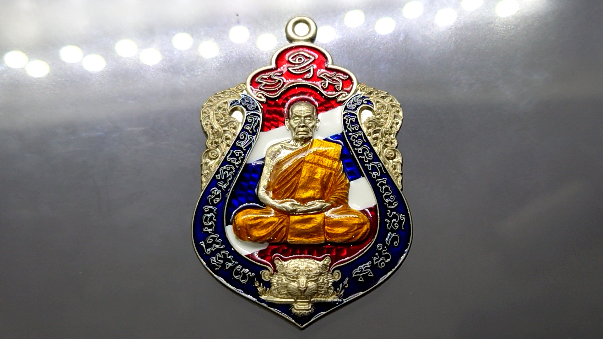 เสือคาบดาบรุ่น 4 เนื้ออัลปาก้าลงยาสีธงชาติ ลงยาขอบน้ำเงิน บนแดง (พิมพ์เสือ1) หลวงพ่อพัฒน์ วัดห้วยด้วน โคท 86