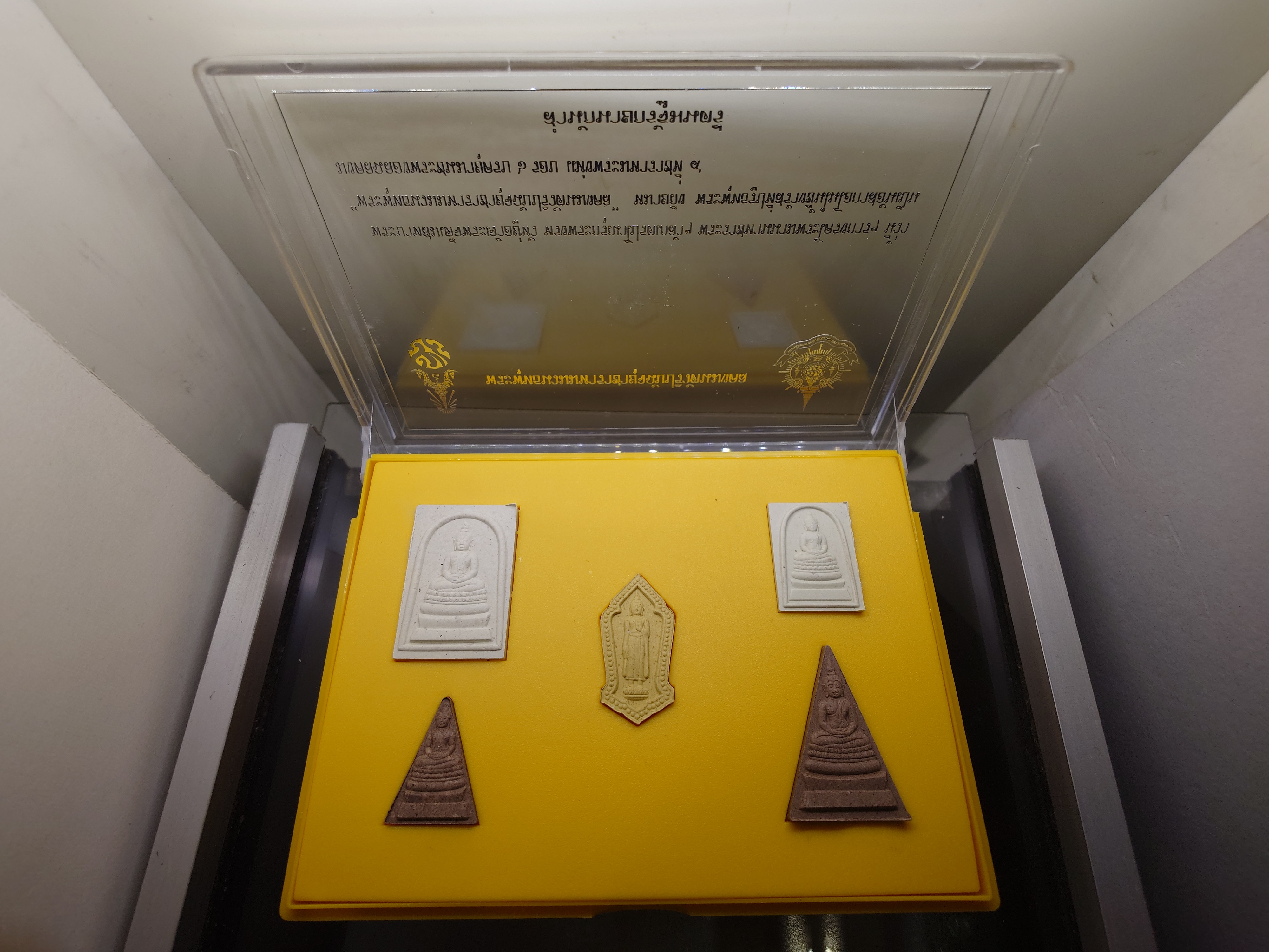 พระพุทธนวมมหาราชายุจฉับปริวัตนมงคล หลังพระปรมาภิไธย ภปร. เนื้อผง ที่ระลึก 72 พรรษา รัชกาลที่9 ปี2542 พร้อมตลับเดิม
