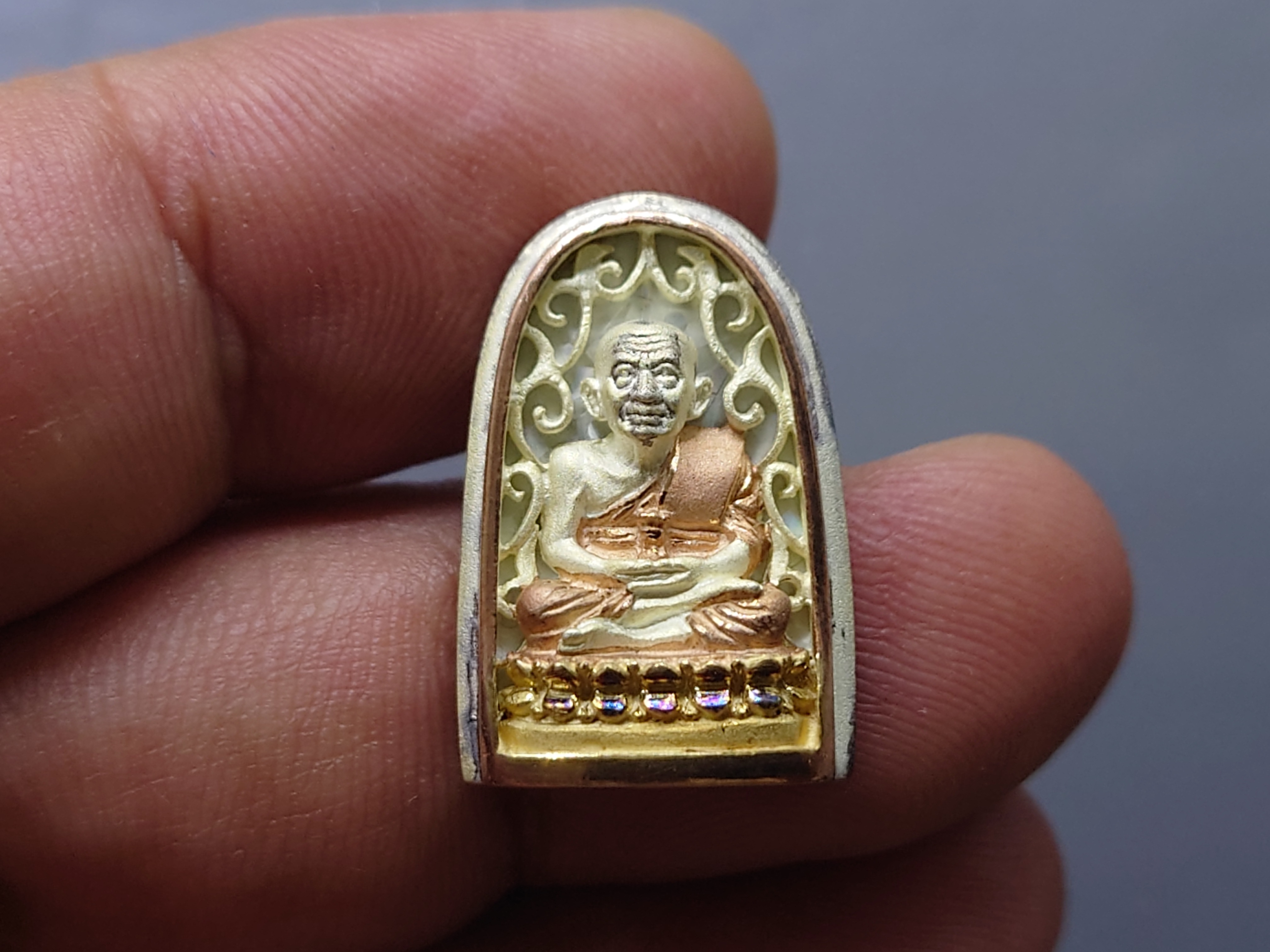 เหรียญหลวงปู่ทวด เนื้อเงิน 3 K รุ่นมงคลบารมี วัดประสาทบุญญาวาส พ.ศ.2545 พิมพ์พระรอด ขนาดสูง 2.2 ซ.ม. พร้อมกล่องเดิม