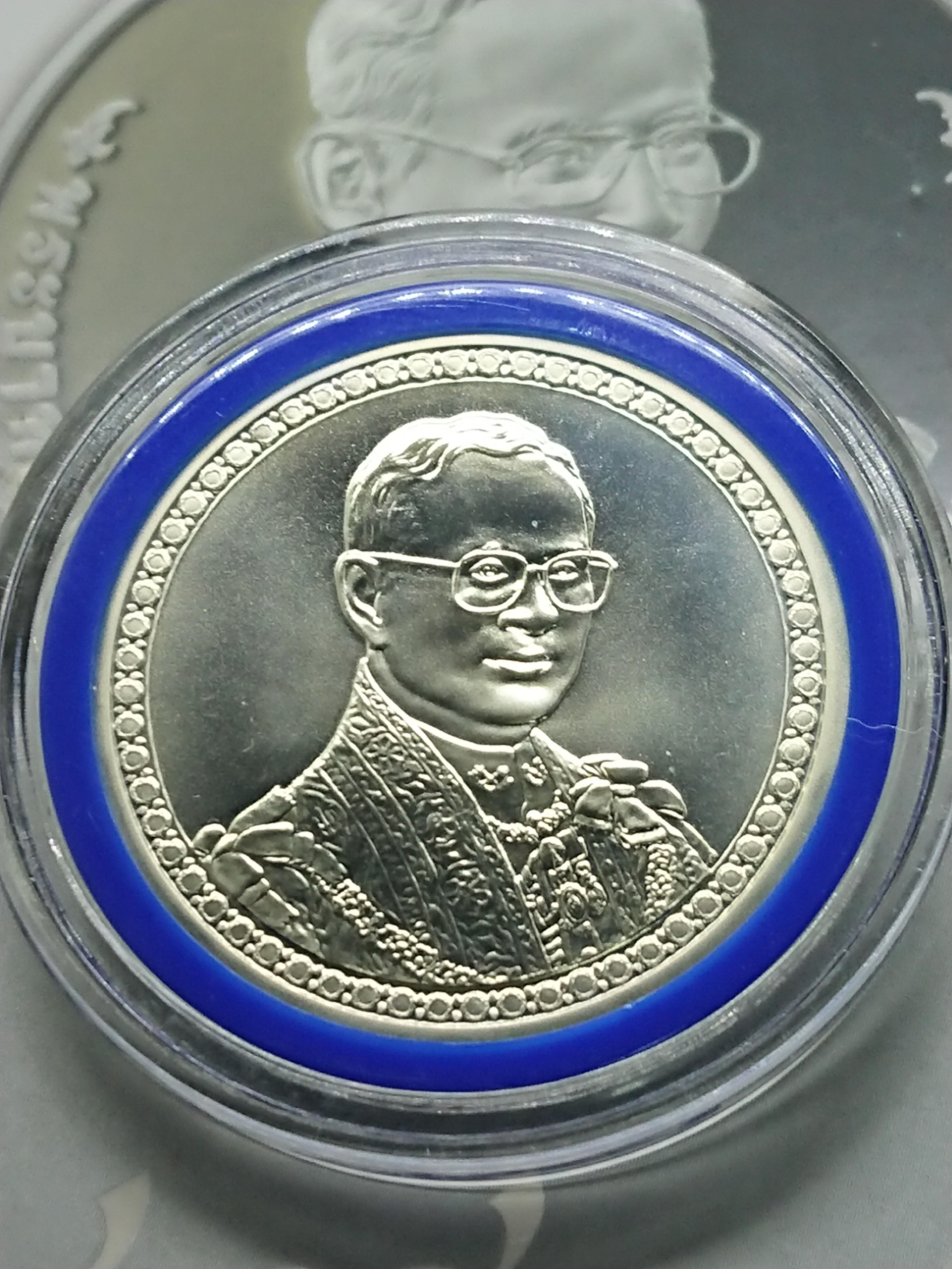 เหรียญเงิน 600 บาท ที่ระลึกฉลองครองราช 60 ปี รัชการที่9 ปี2549 พร้อมใบเซอร์