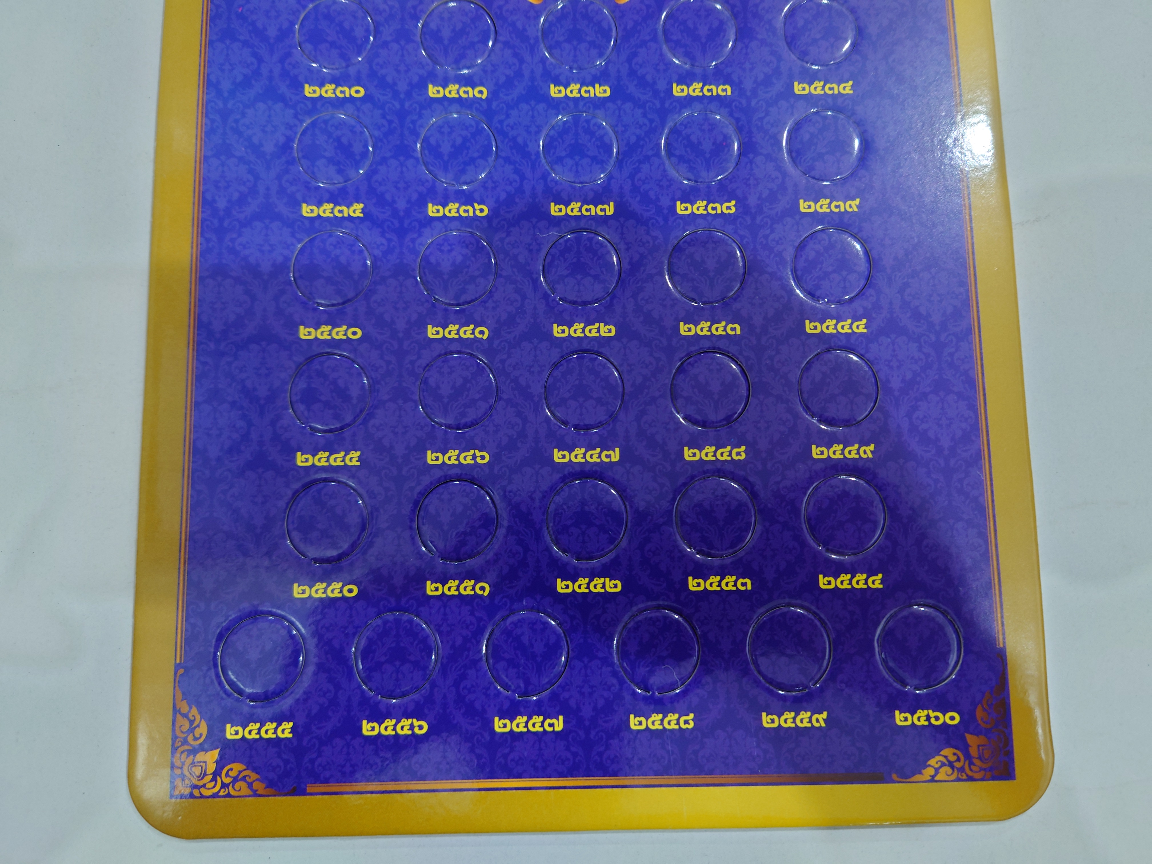 แผงใส่เหรียญ 1 บาท หมุนเวียน รัชกาลที่9 สีน้ำเงิน ขนาด 35 X 21.5 เซนติเมตร