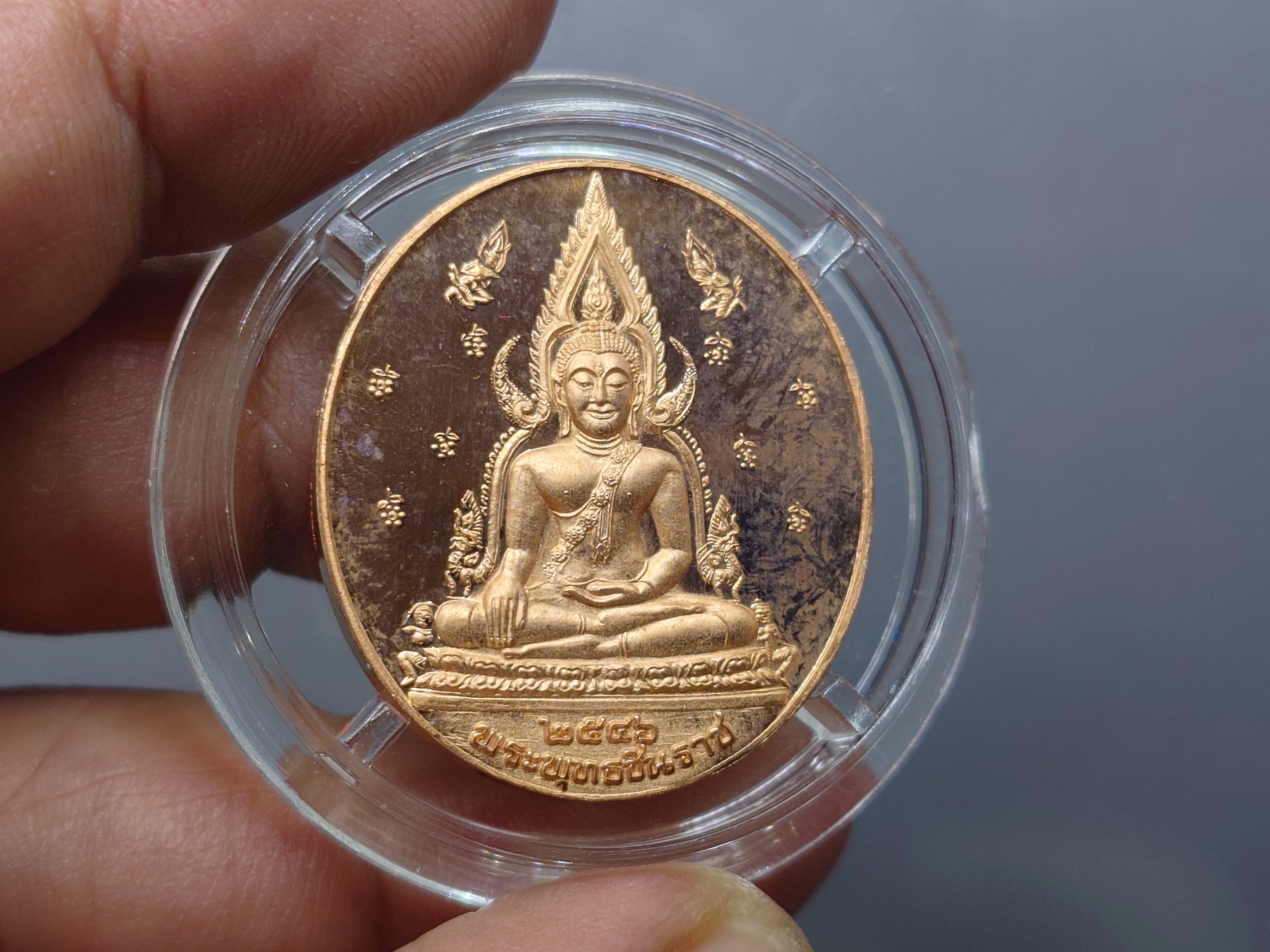 พระพุทธชินราช หลังพระนามาภิไธย สธ 48 พรรษา พระเทพฯ เนื้อทองแดงขัดเงา พิมพ์ใหญ่ ขนาด 3 เซน พ.ศ.2546 พร้อมกล่องเดิม