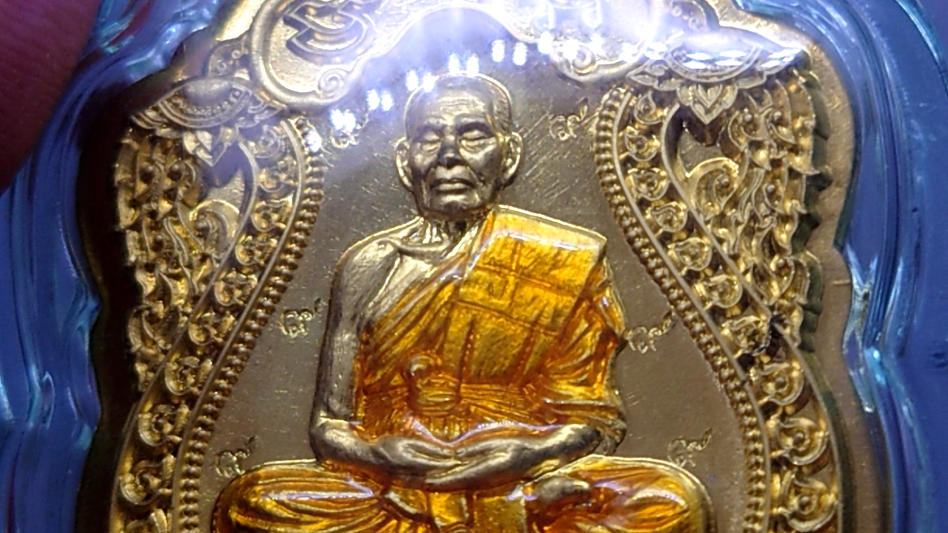 เหรียญเสมาเสือคาบดาบ รุ่น1 ทองทิพย์ ตอก 9 รอบ ไม่ตัดปีก ลงยาจีวร หลวงพ่อพัฒน์ วัดห้วยด้วน โคท 428