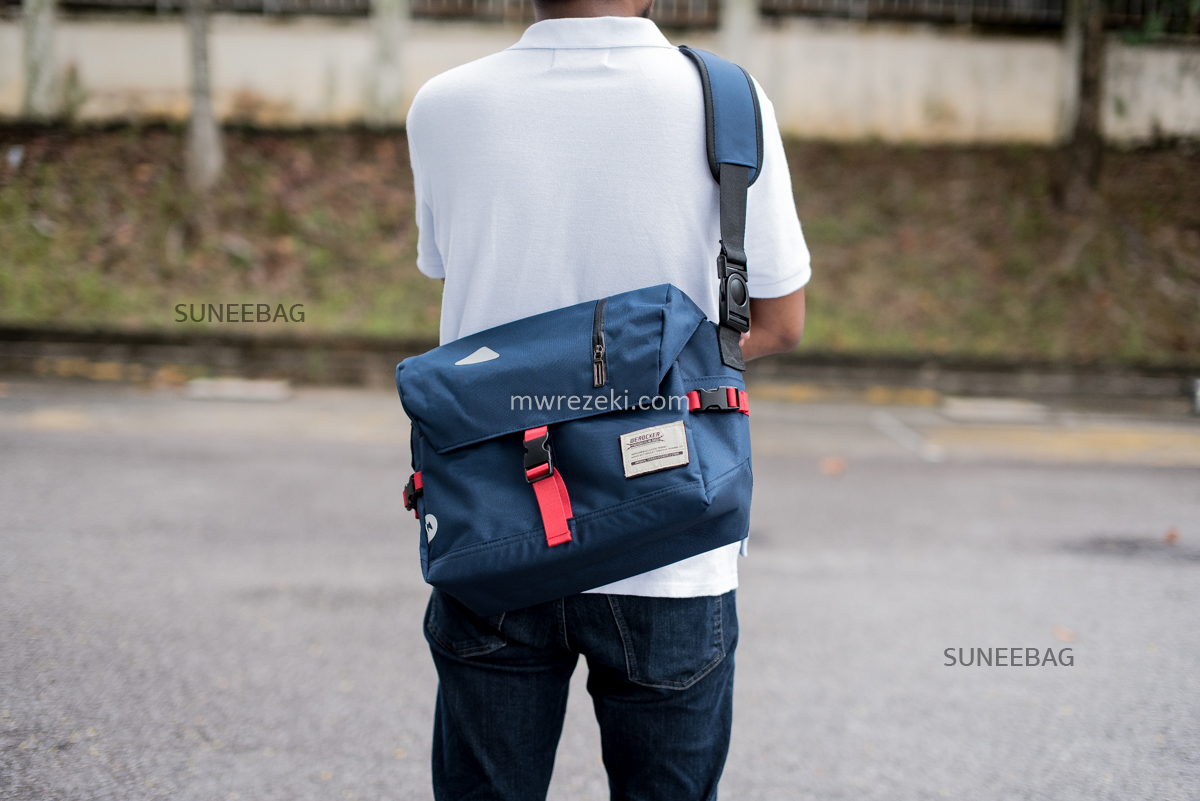 กระเป๋าสะพายข้างผู้ชาย เนื้อผ้า Oxford Spinning กันน้ำสีดำ รหัส A014