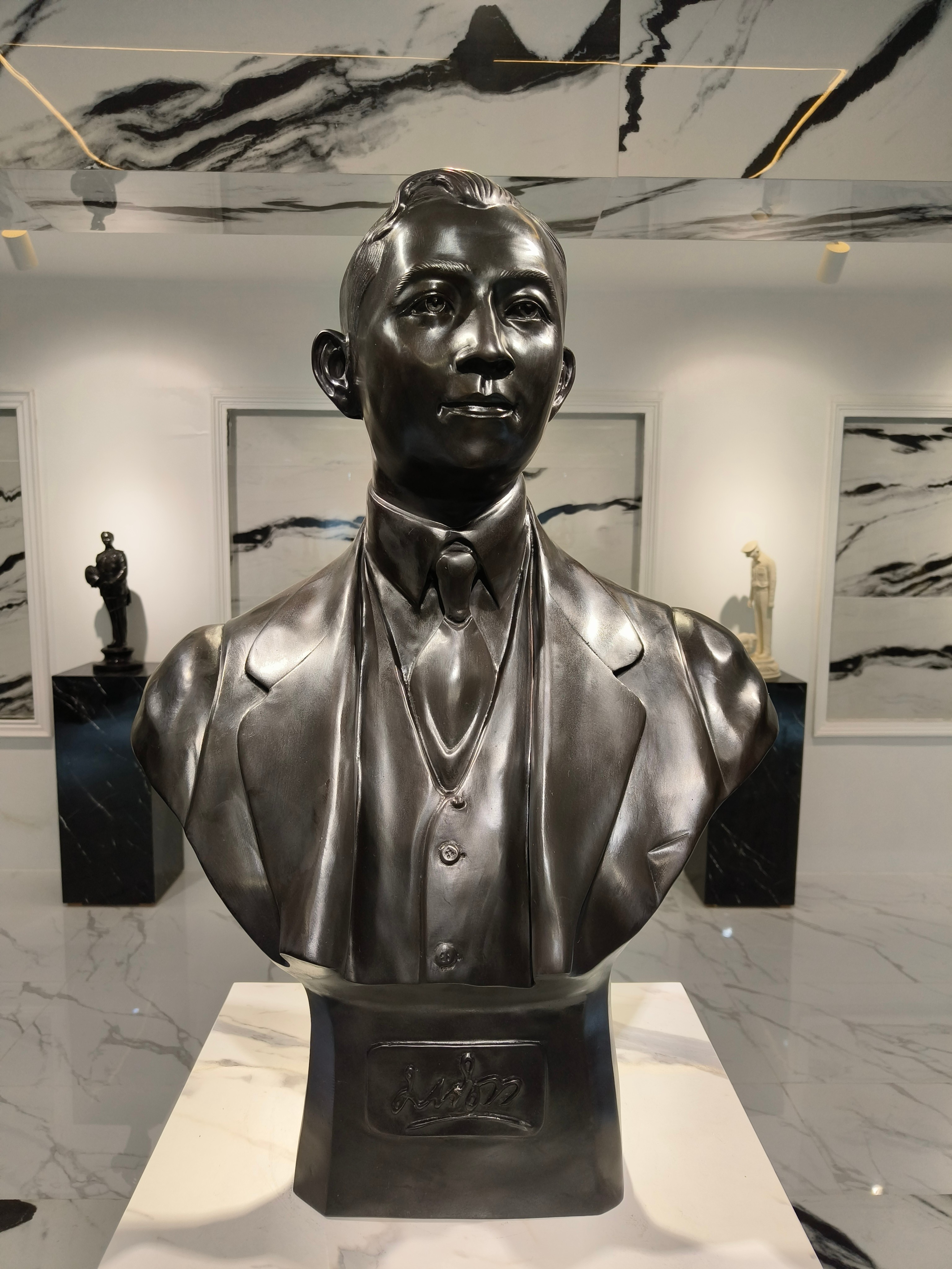 รูปหล่อ พระบิดา สมเด็จพระมหิตลาธิเบศร อดุลยเดชวิกรม พระบรมราชชนก พระราชบิดาในรัชกาลที่ 9 ครึ่งพระองค์ ขนาดเท่าจริง