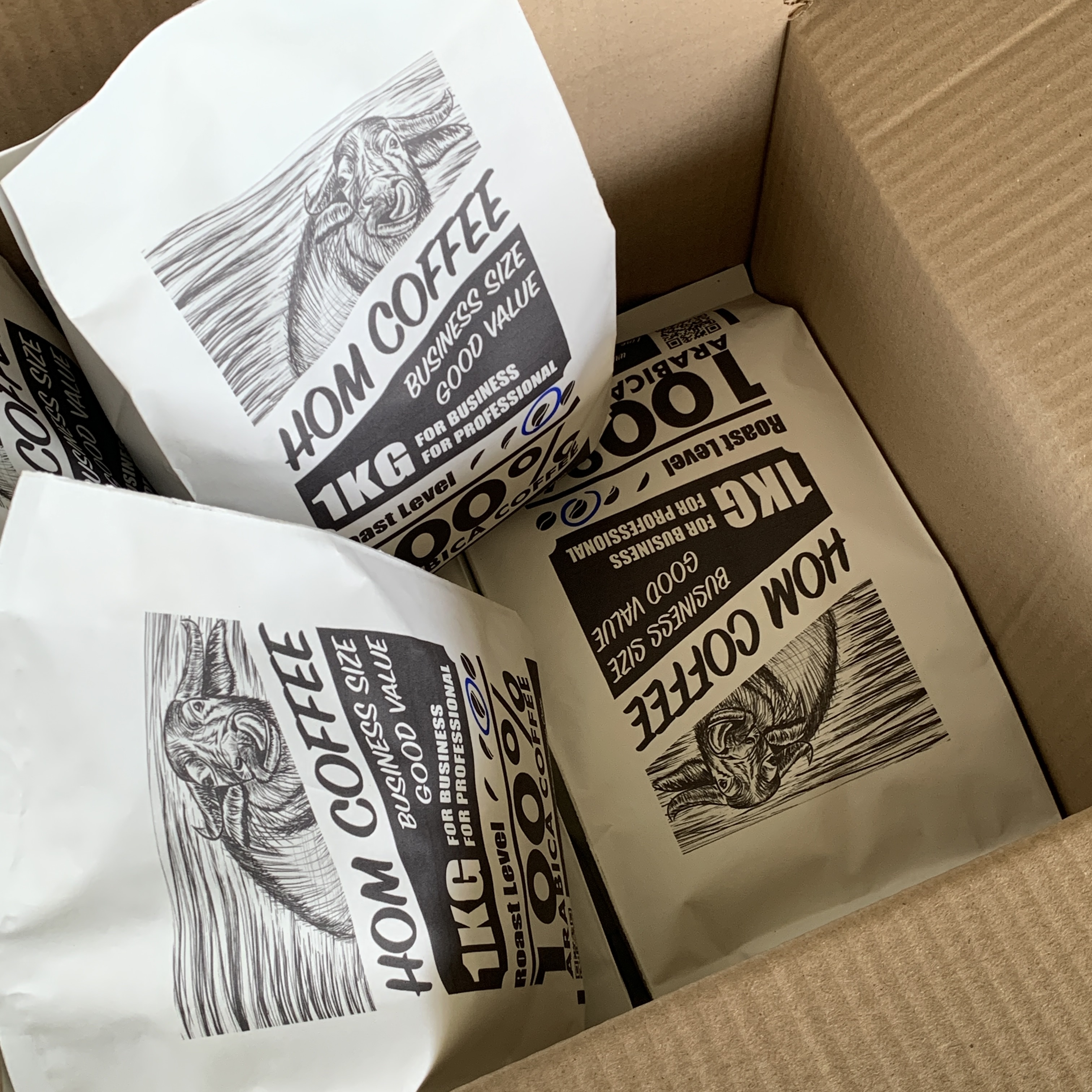 ขายส่ง กาแฟคั่วพร้อมบด ถุงละ 1 กิโลกรัม ( แพ็ค 1 , 3 , 5 กก. ) สำหรับร้านกาแฟ สำนักงาน โรงแรม อาราบิก้า 100% ราคาถูก พร้อมขาย กลิ่นหอม จากหอมฟาร์ม