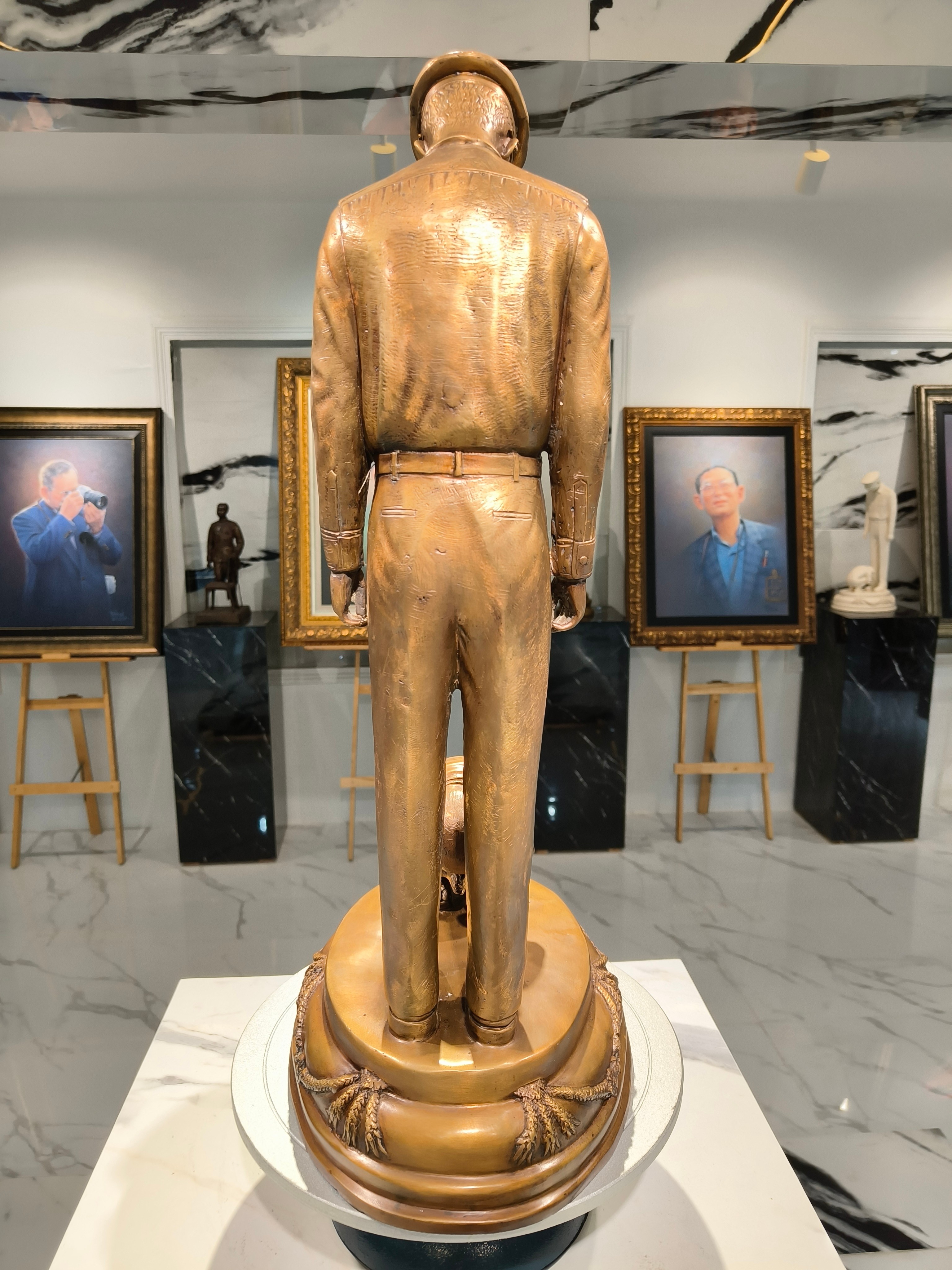 พระบรมรูปหล่อ ในหลวง รัชกาลที่ 9 รุ่น น้อมกราบพ่อ (เด็กก้มกราบ)