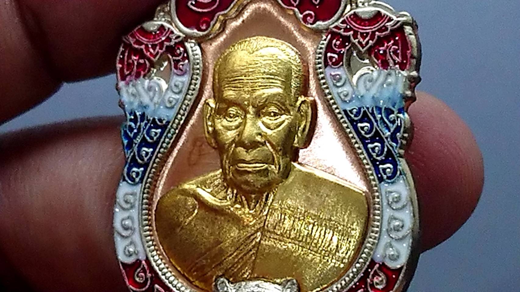 เหรียญเสมาเสือคาบดาบ รุ่น2 เนื้อทองแดงหน้ากากทองทิพย์ ขอบอัลปาก้าธงชาติ ซุ้มแดง หลวงพ่อพัฒน์ วัดห้วยด้วน โคท 214