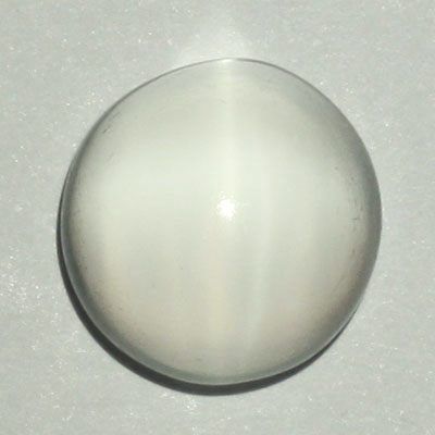 **ขายแล้ว**มูนสโตนตาแมว หรือ มุกดาหารตาแมว (Cat's eye Moonstone) 3.10 กะรัต สีขาว เนื้อเนียน รูปกลม
