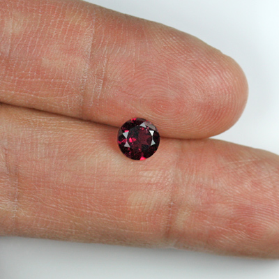 **ขายแล้ว**โกเมนสีม่วงเเดงหรือโรโดไลท์ (Rhodolite Garnet) 0.99 กะรัต ม่วงเเดงเข้ม