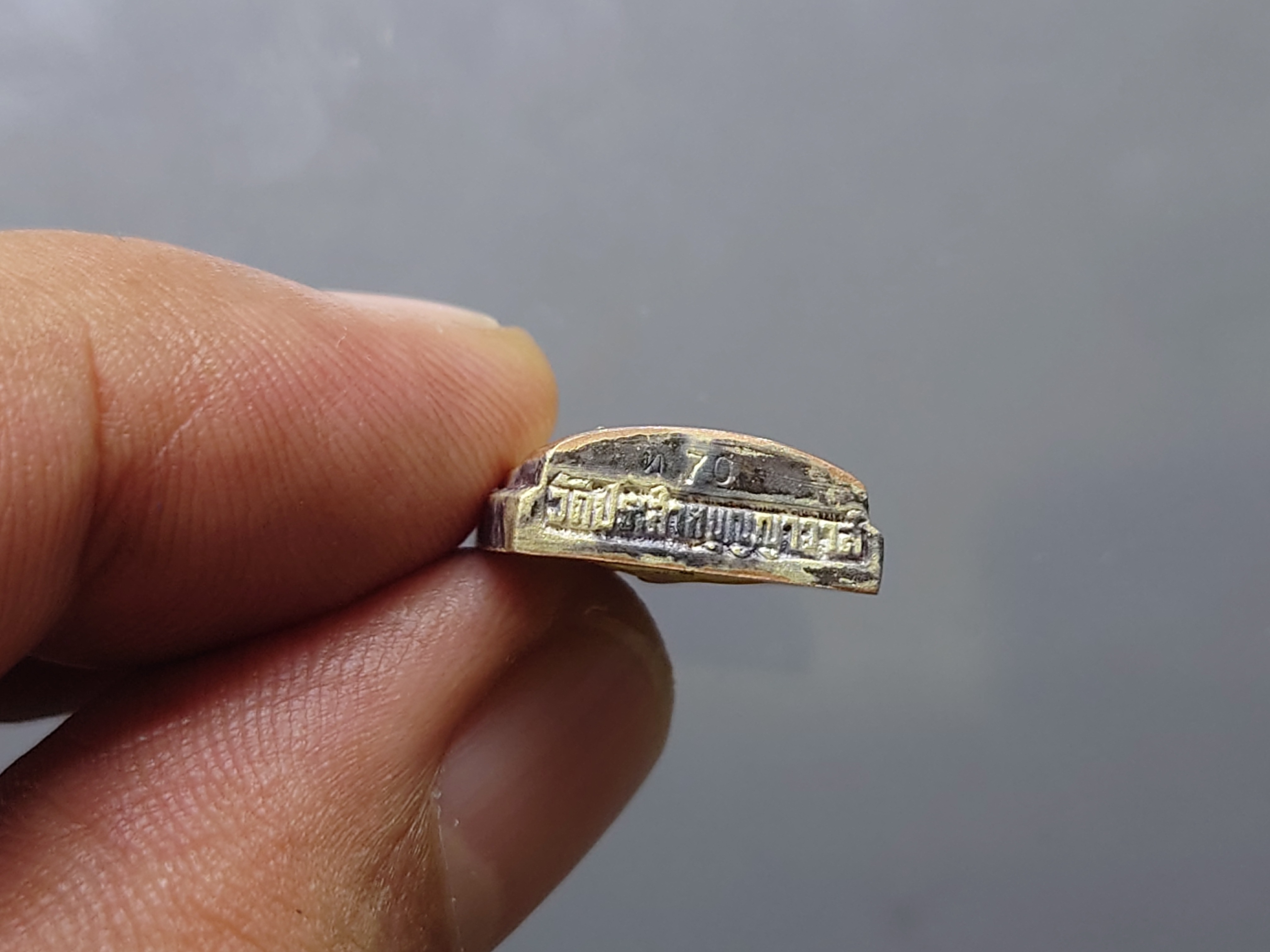 เหรียญหลวงปู่ทวด เนื้อเงิน 3 K รุ่นมงคลบารมี วัดประสาทบุญญาวาส พ.ศ.2545 พิมพ์พระรอด ขนาดสูง 2.2 ซ.ม. พร้อมกล่องเดิม