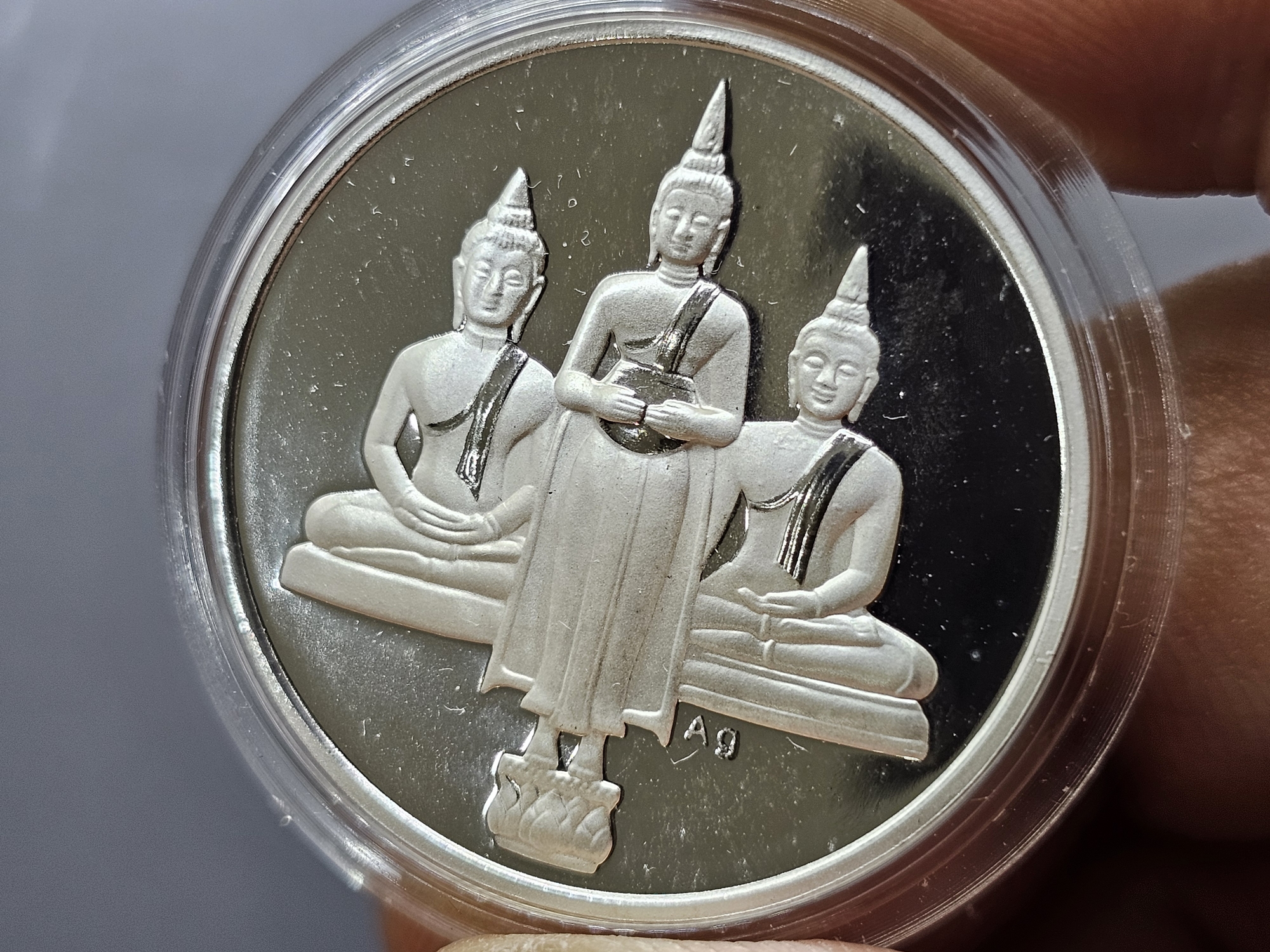 เหรียญสามพี่น้อง เนื้อเงินขัดเงา พระพุทธโสธร พระบ้านแหลม พระวัดไร่ขิง พ.ศ.2539 พร้อมกล่องและการ์ดรับรอง สวยๆเดิมๆ จัดสร้างน้อย