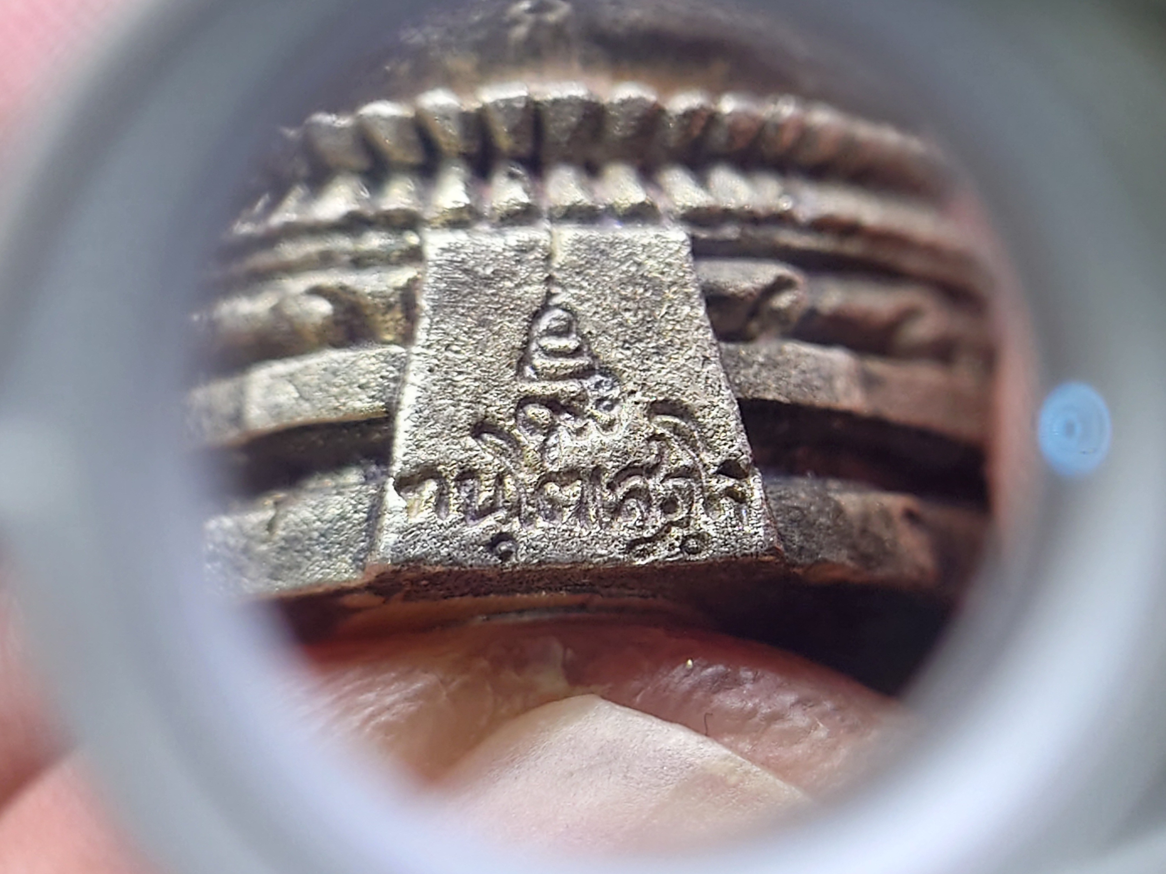 พระกริ่งพระพุทธชินสีห์ ภปร ทันโตเสฏโฐ เนื้อเงิน ใต้ฐานเจาะใส่ผงพระทนต์ในหลวง(ฟัน)และผงจิตรลดา พ.ศ.2533 พร้อมกล่องเดิม