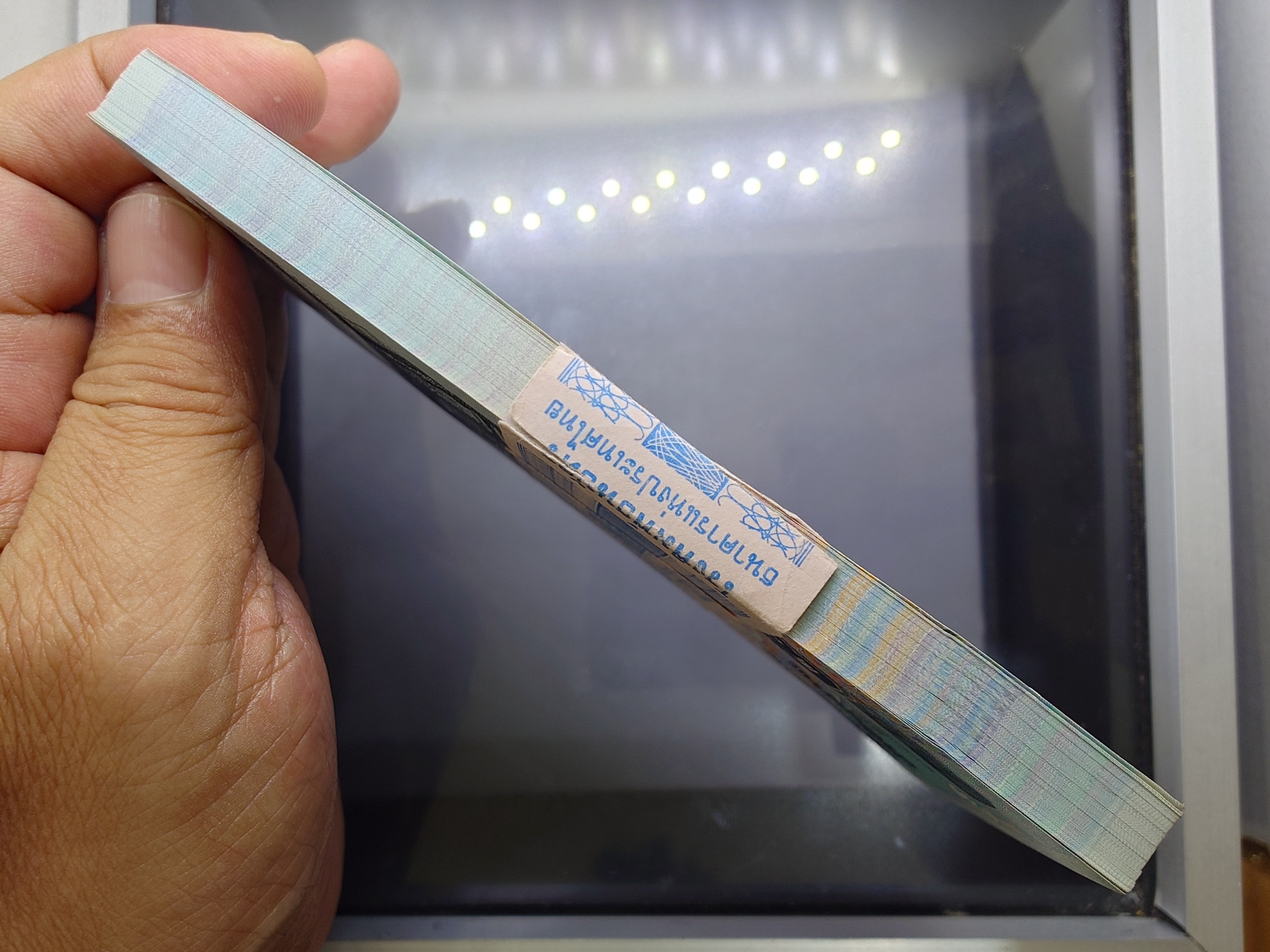 ธนบัตร 50 บาท (ยกแหนบ 100 ใบ เลขไม่เรียง) แบบ15 รุ่น2 (กระดาษ) พ.ศ.2547 ไม่ผ่านใช้