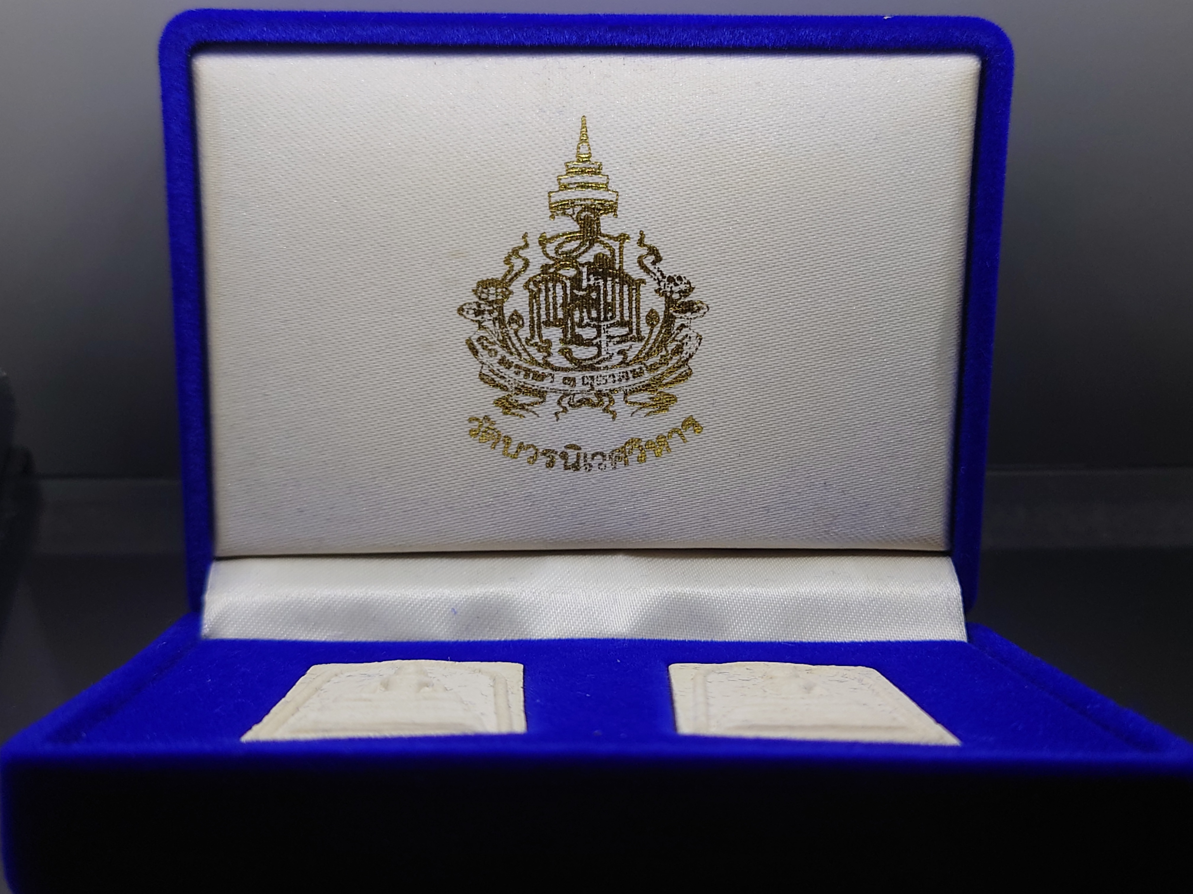 พระสมเด็จ หลังสุ หลังฝังหมุดทองคำแท้และหมุดเงิน เนื้อผงพุทธคุณ 80 พรรษา สมเด็จญาณสังวรฯ พุทธาภิเษก ณ วัดบวรนิเวศวิหาร พ.ศ.2536 พร้อมกล่องเดิม
