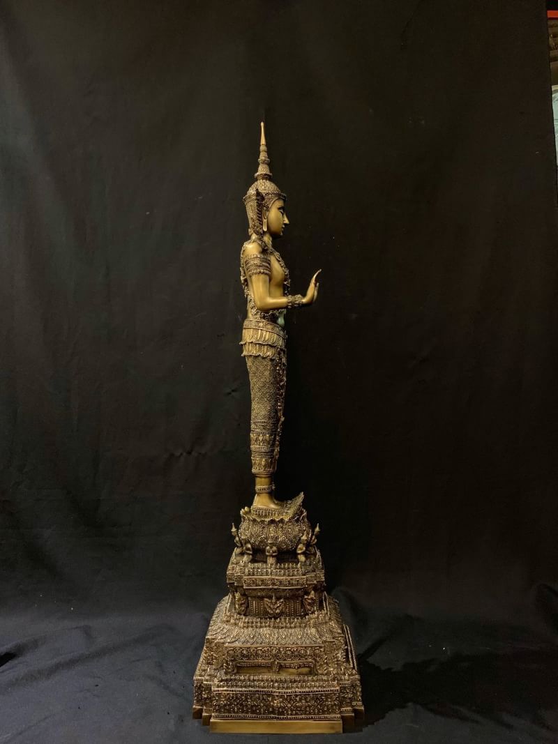 พระพุทธรูปทรงเครื่องจักรพรรดิ์ องค์ใหญ่ สูง 1 เมตร