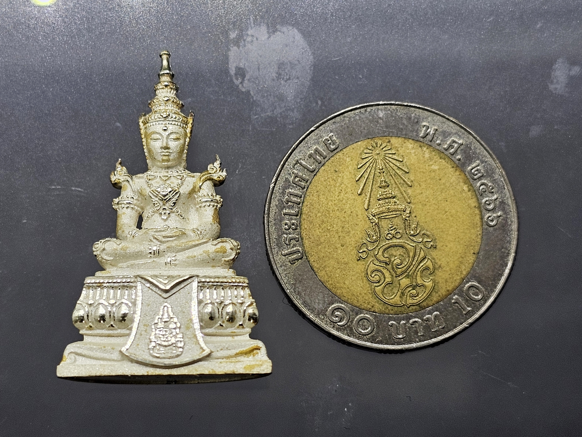 พระแก้วมรกต กรมสรรพสามิต เนื้อเงิน พิมพ์ใหญ่ ขนาดสูง 3.5 เซน กรมสรรพสามิต สร้าง ในพระบรมราชานุญาต ปี2550 ตลับเดิม กล่องเดิม