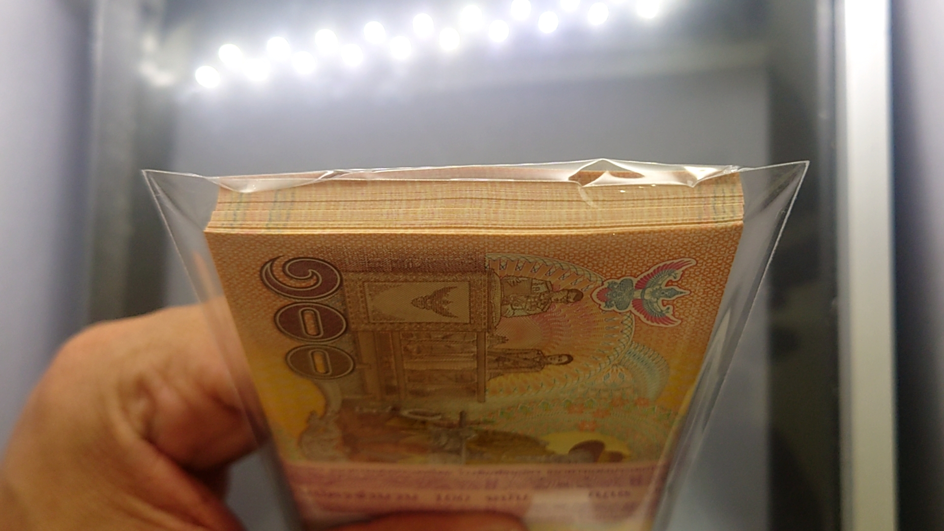 ธนบัตร 100 บาท (ยกแหนบ 100 ใบ เลขเรียง) หมวด 9 K มีเลข 9 หน้า 9 หลัง ที่ระลึกเนื่องในพระราชพิธีบรมราชาภิเษก รัชกาลที่10 พุทธศักราช 2562 ไม่ผ่านใช้