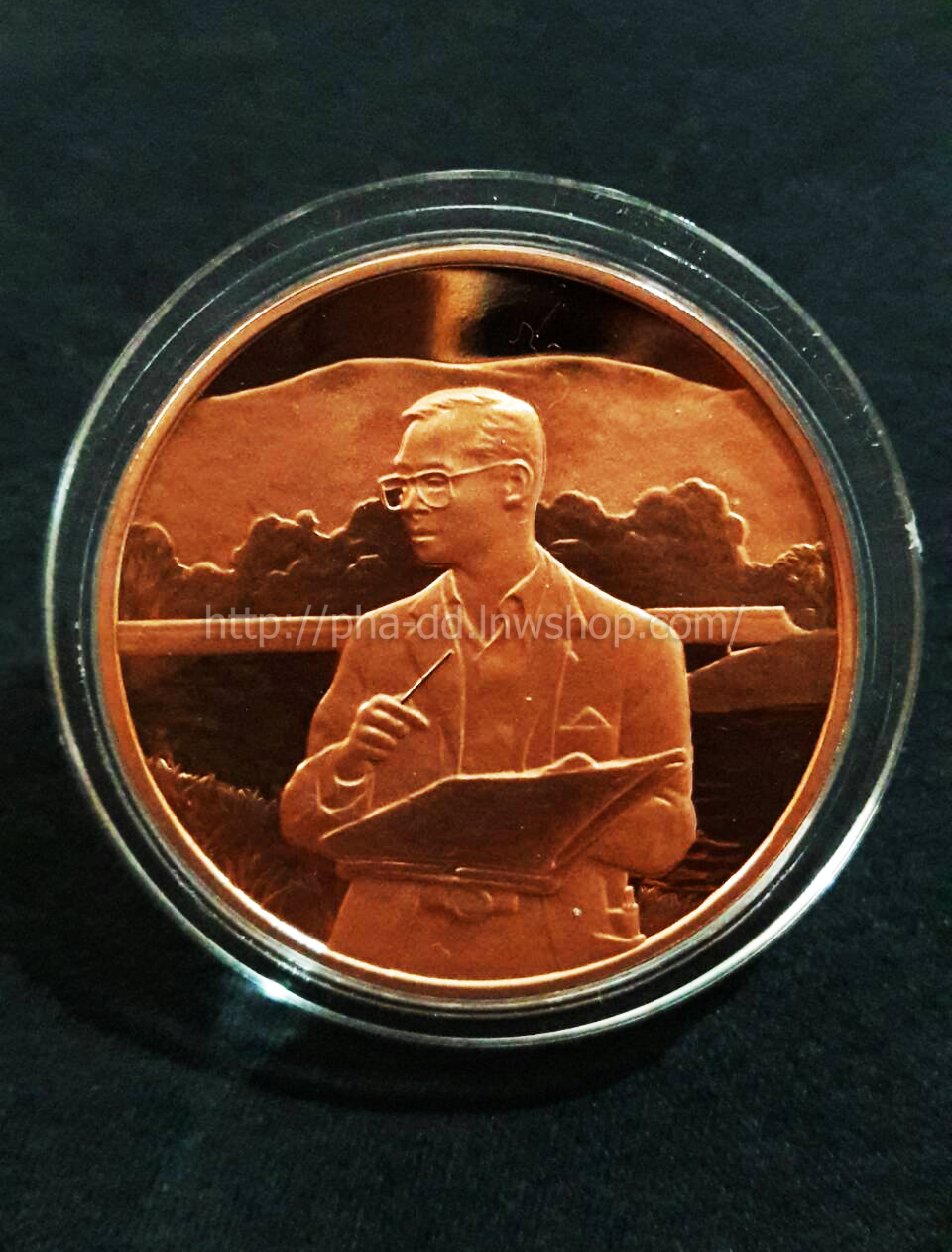 เหรียญในหลวงทรงงาน เฉลิมพระเกียรติพระชนมพรรษา 6 รอบ ปี 2542 (เนื้อทองแดงขัดเงา)