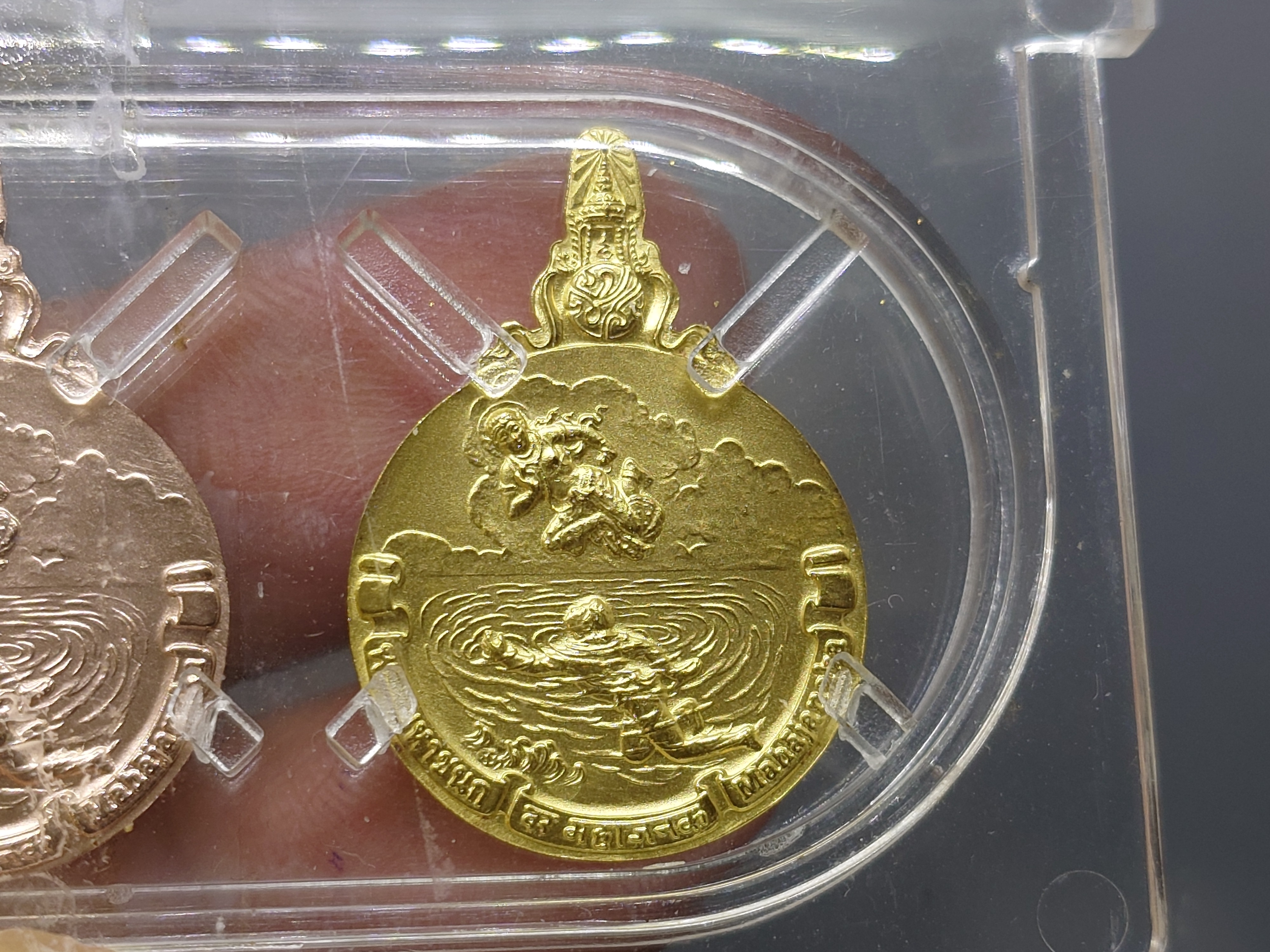 เหรียญพระมหาชนก ครบชุดทองคำ พิมพ์เล็ก (เนื้อทองคำ เนื้อนาค เนื้อเงิน) ปี2542 พร้อมหนังสือ