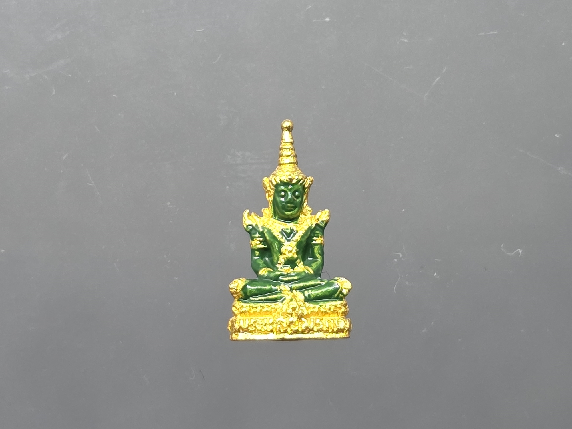 พระแก้วมรกต ทรงเครื่องฤดูร้อน เนื้อโลหะเคลือบสีเขียว เครื่องทรงชุบทอง (พิมพ์จิ๋ว 1.6 ซม.) สำนักพระราชวัง สร้าง พุทธาภิเษก ณ วัดพระศรีรัตนศาสดาราม พ.ศ.2547