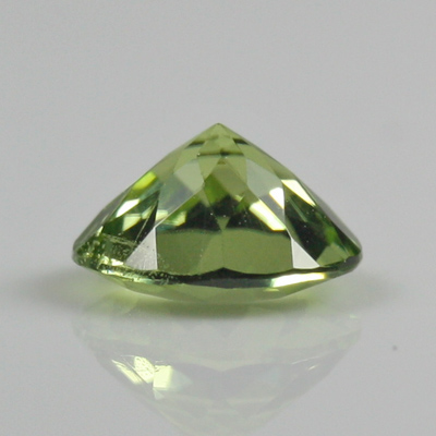 **ขายแล้ว**เพอริโด (Peridot) 0.57 กะรัต สีเขียวอมเหลือง รูปร่างกลม