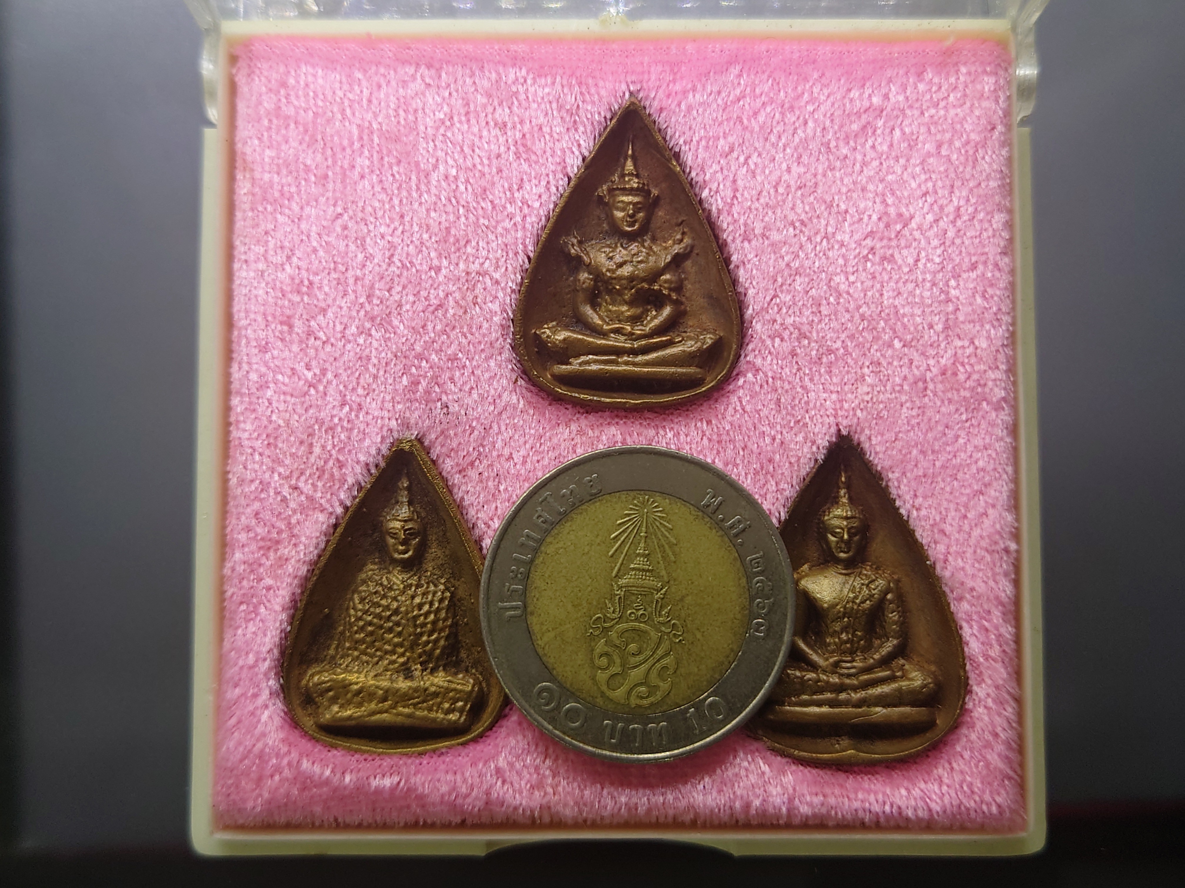 พระแก้วมรกต 3 ฤดู เนื้อนวะ รุ่น 23 ตุลามหามงคล พิมพ์ใบโพธิ หลวงพ่อเกษม เขมโก ปลุกเสก สำนักสุสานไตรลักษณ์ ลำปาง ปี2538 พร้อมกล่องเดิม