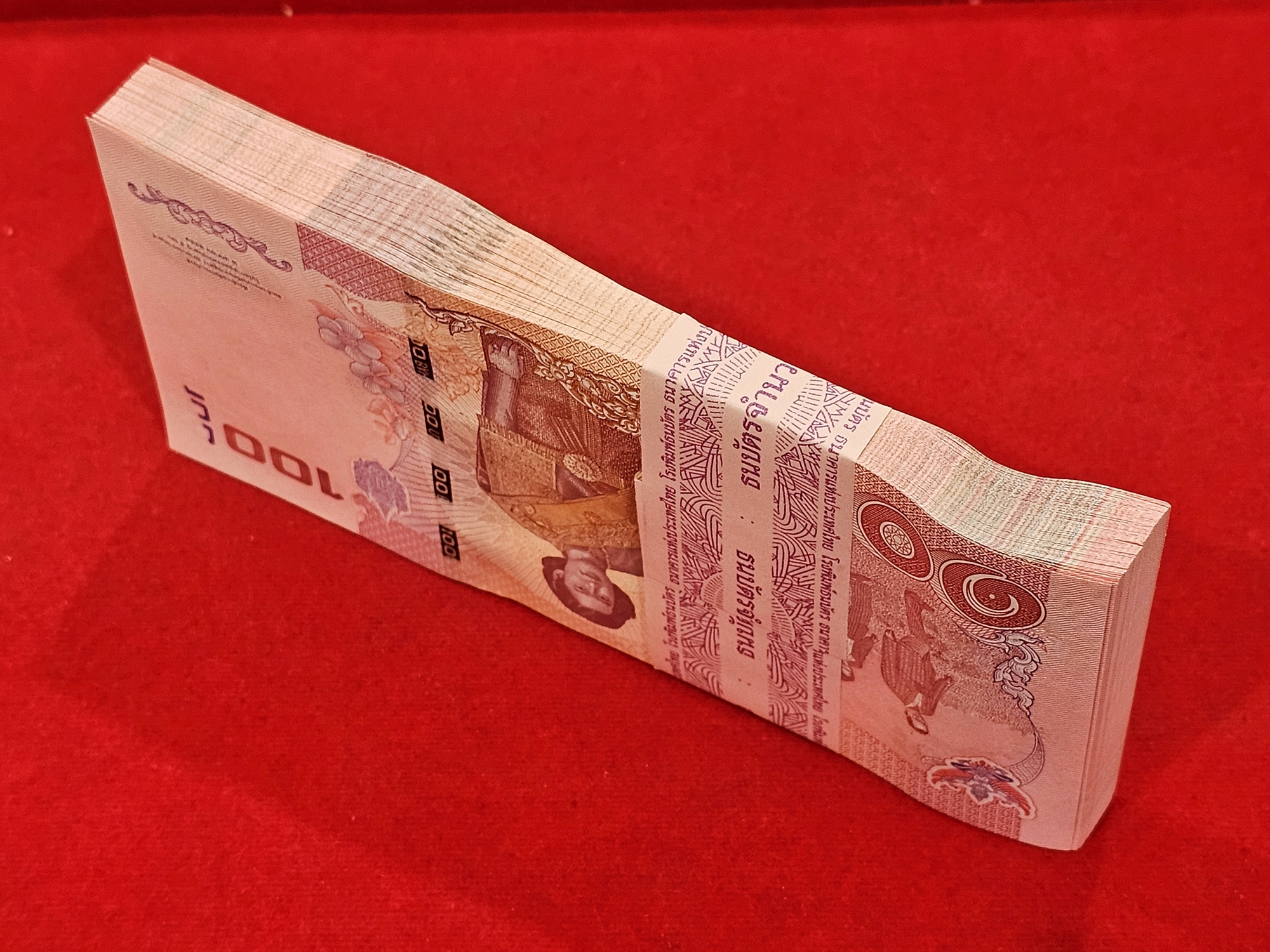 ธนบัตร 100 บาท (ยกแหนบ 100 ใบ เรียงเลข) ที่ระลึกฉลองพระชนมายุ 50 พรรษา สมเด็จพระเทพฯ ในรัชการที่9 พ.ศ.2558 ไม่ผ่านใช้