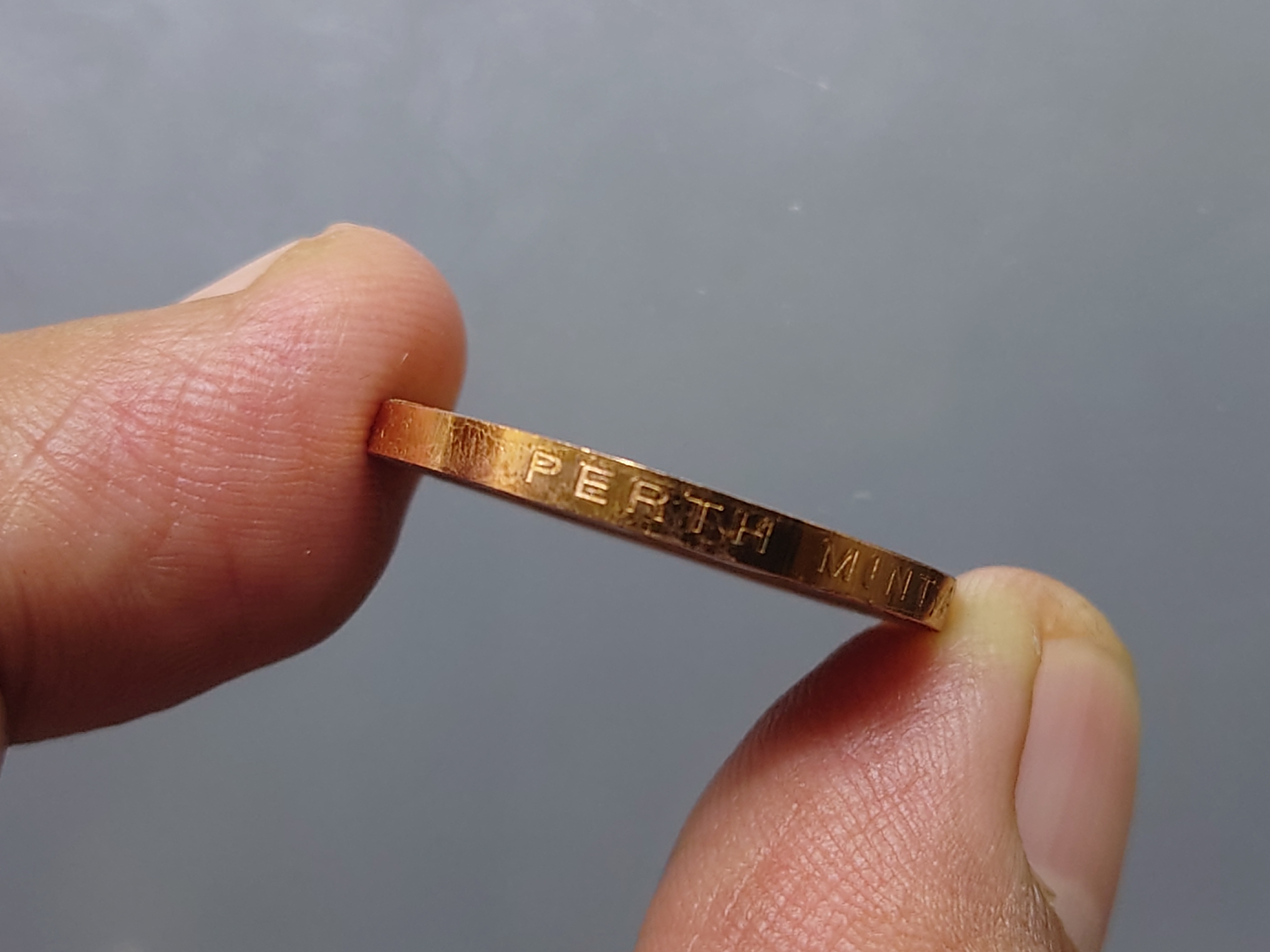 เหรียญเทิดพระเกียรติ ร.๕ เนื้อทองแดงขัดเงาพ่นทราย บล๊อกเพิร์ทมิ้นท์ พิมพ์เล็ก หลวงพ่อเกษม เขมโก สำนัก ไตรลักษณ์ ปี2538 พร้อมตลับ